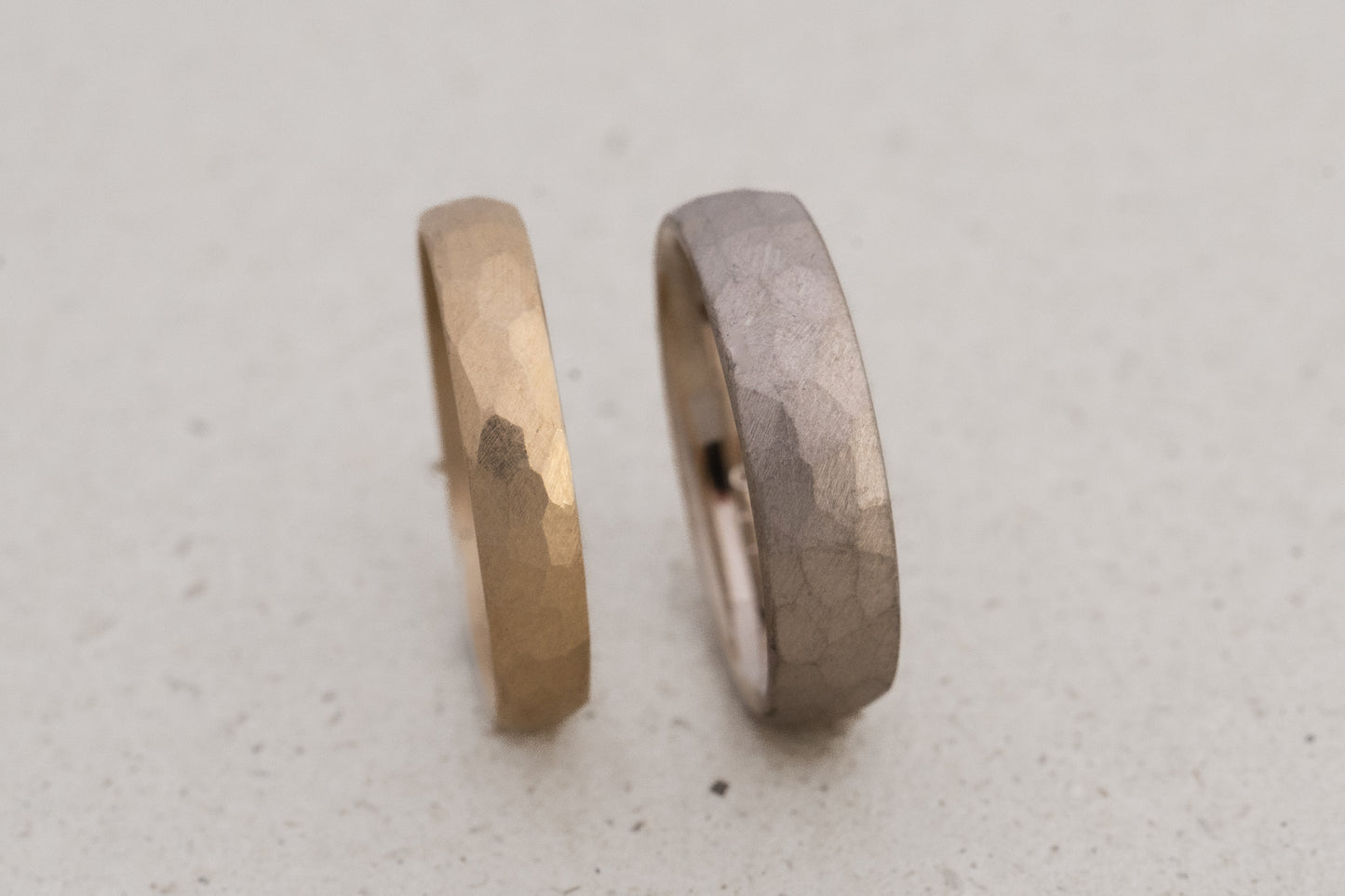 Eheringpaar aus Gelbgold und Weißgold mit Hämmerung