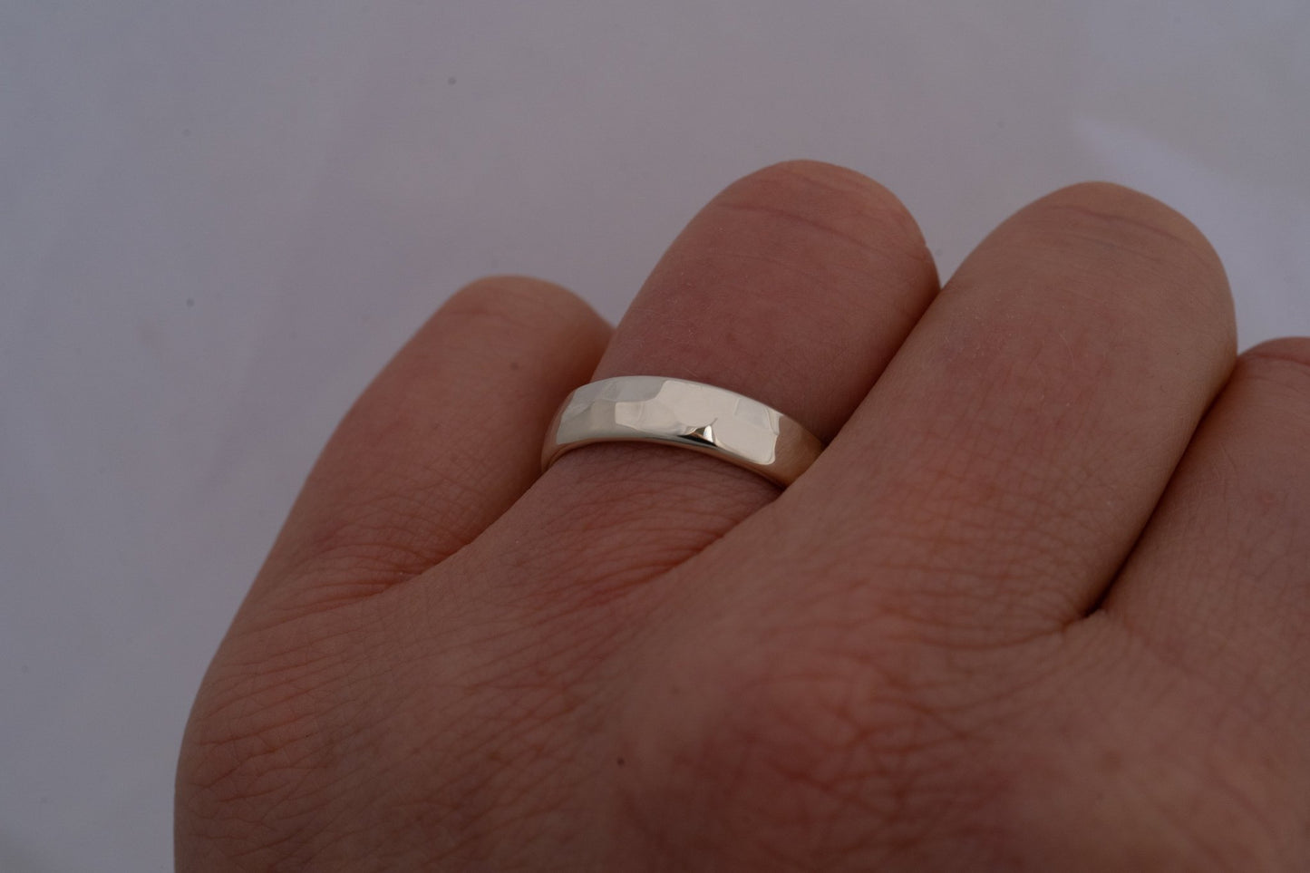 Eheringpaar aus Weißgold, gehämmert und poliert - Goldschmiede Miret