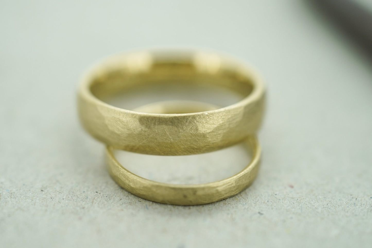 Gelbgold Eheringpaar aus Fairtrade oder recyceltem Material mit Hammerschlag - Goldschmiede Miret