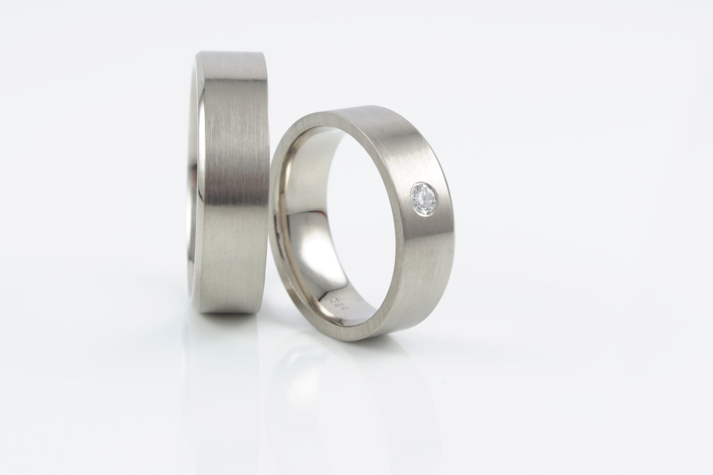 Trauringe in Weißgold mit Brillant Eheringe breit kantig Facette eckig gerade Diamant Hamburg Ina Stehle Goldschmied glänzend
