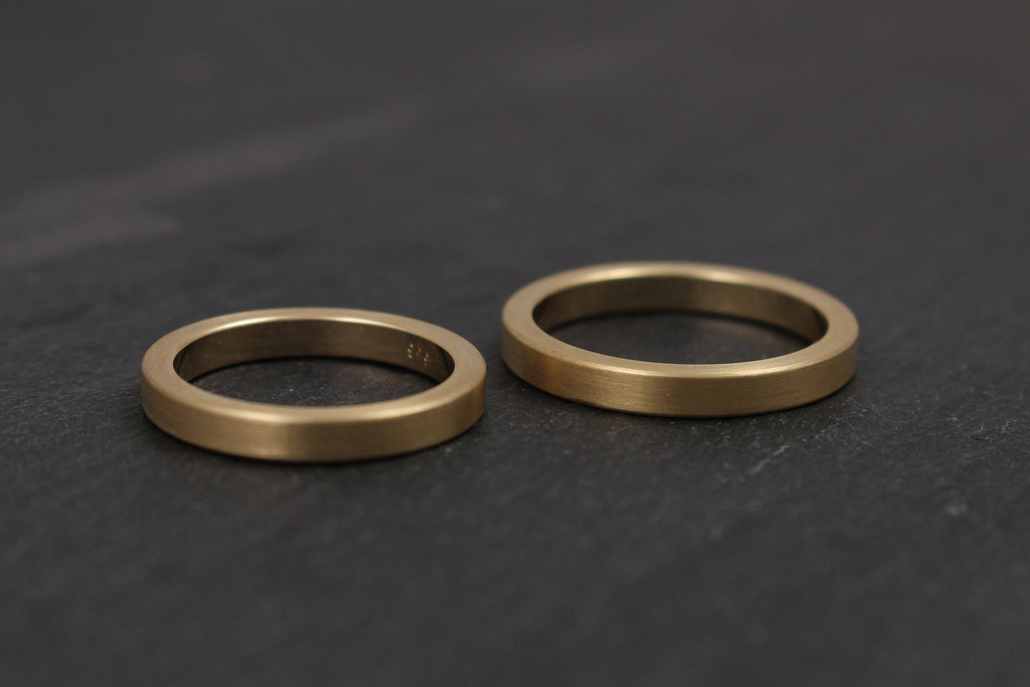 Geradlinige Trauringe in Gelbgold, 333 585 750 schlicht Goldschmiede Hamburg Ina Stehle Ina Miret Goldringe Trauringe matt kantig gerade