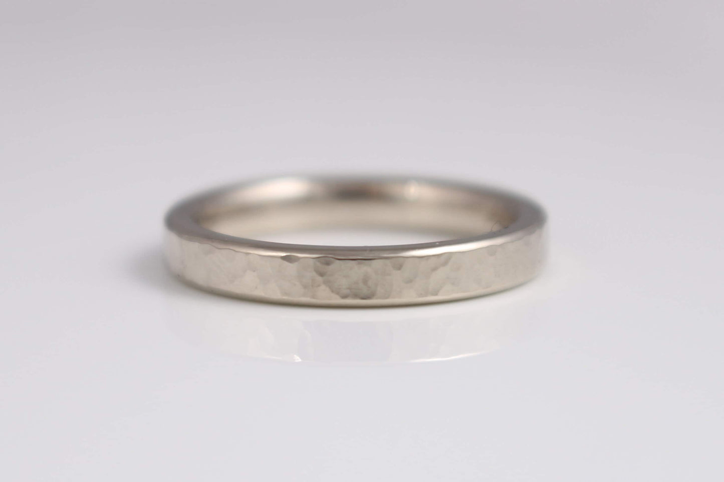 Eheringe aus Weißgold gerades Profil gehämmert Platin Palladium schlicht Trauringe Hamburg Ina Stehle Ina Miret Hammerschlag Struktur