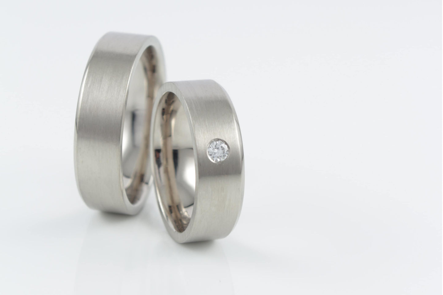 Trauringe in Weißgold mit Brillant Eheringe breit kantig Facette eckig gerade Diamant Hamburg Ina Stehle Goldschmied glänzend