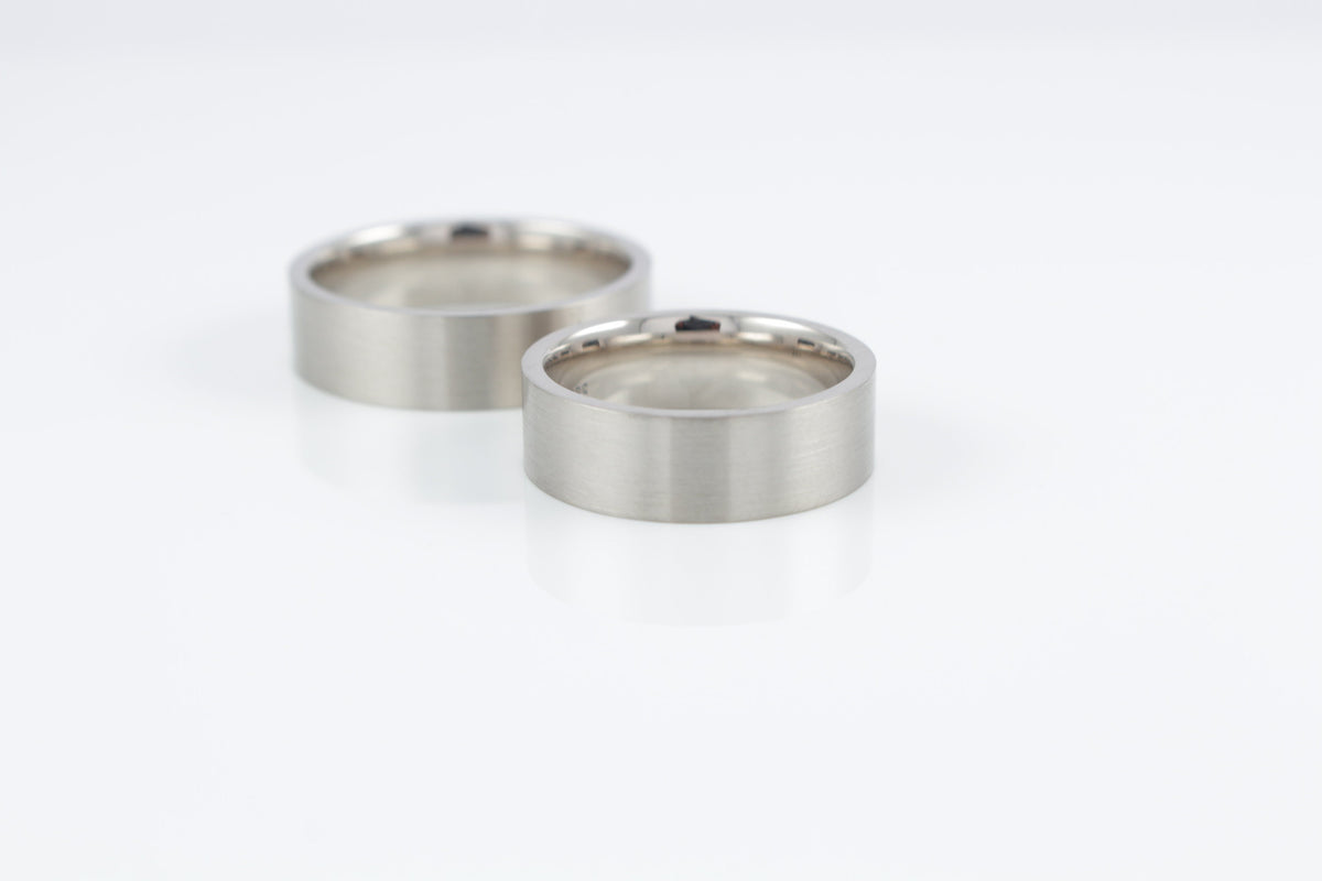 Schlichte, zeitlose Eheringe, gerade und kantig, 6 mm – Schmuckatelier Miret, Goldschmiede Hamburg