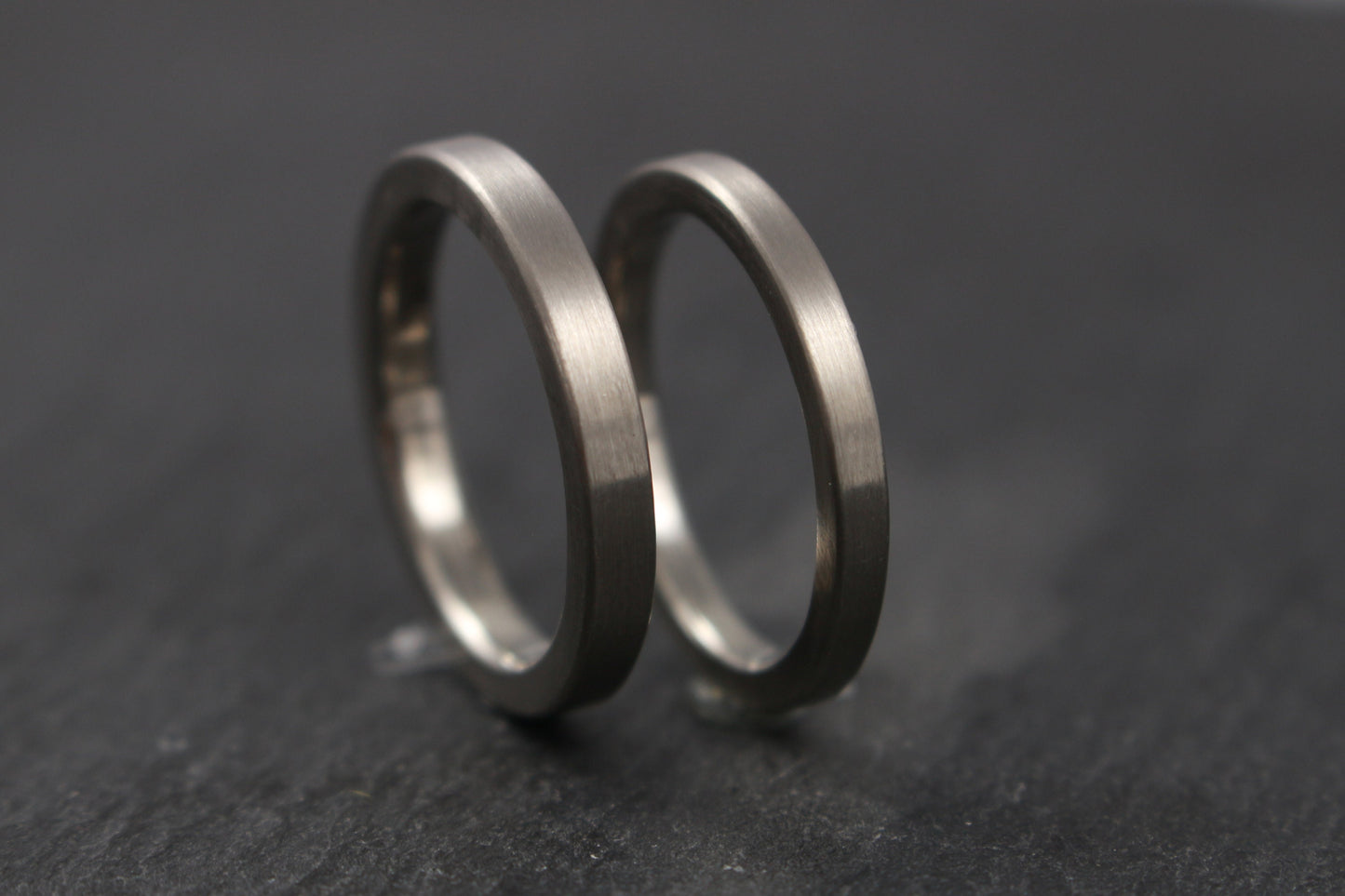 Gerade schlichte eckige Eheringe Palladium Weißgold Platin 333 585 750 Goldschmiede Hamburg Ina Stehle Ina Miret