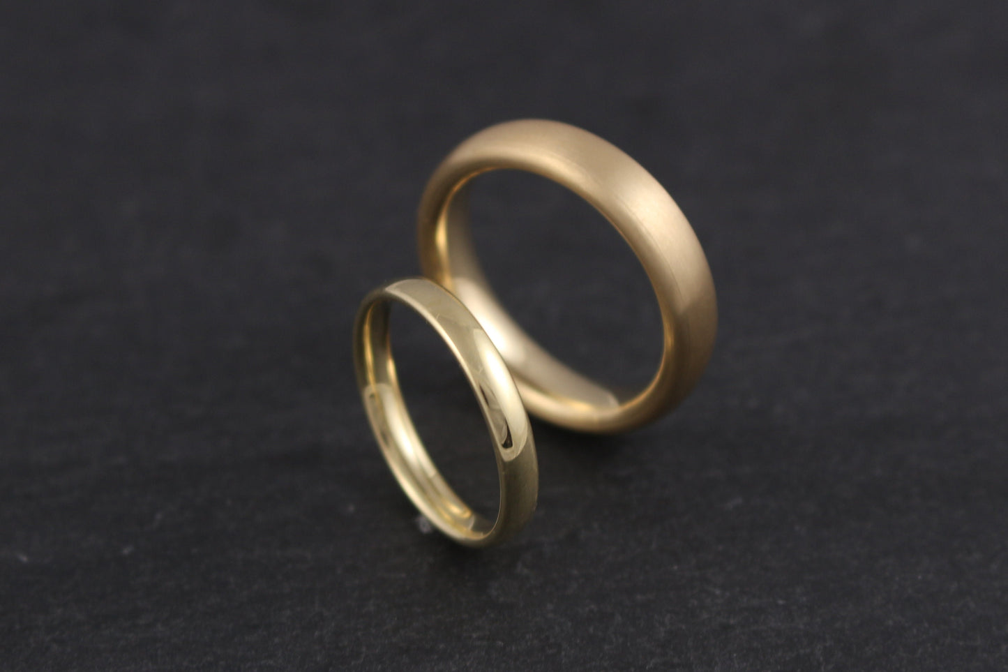 Klassische massive Eheringe aus nachhaltigem Gelbgold