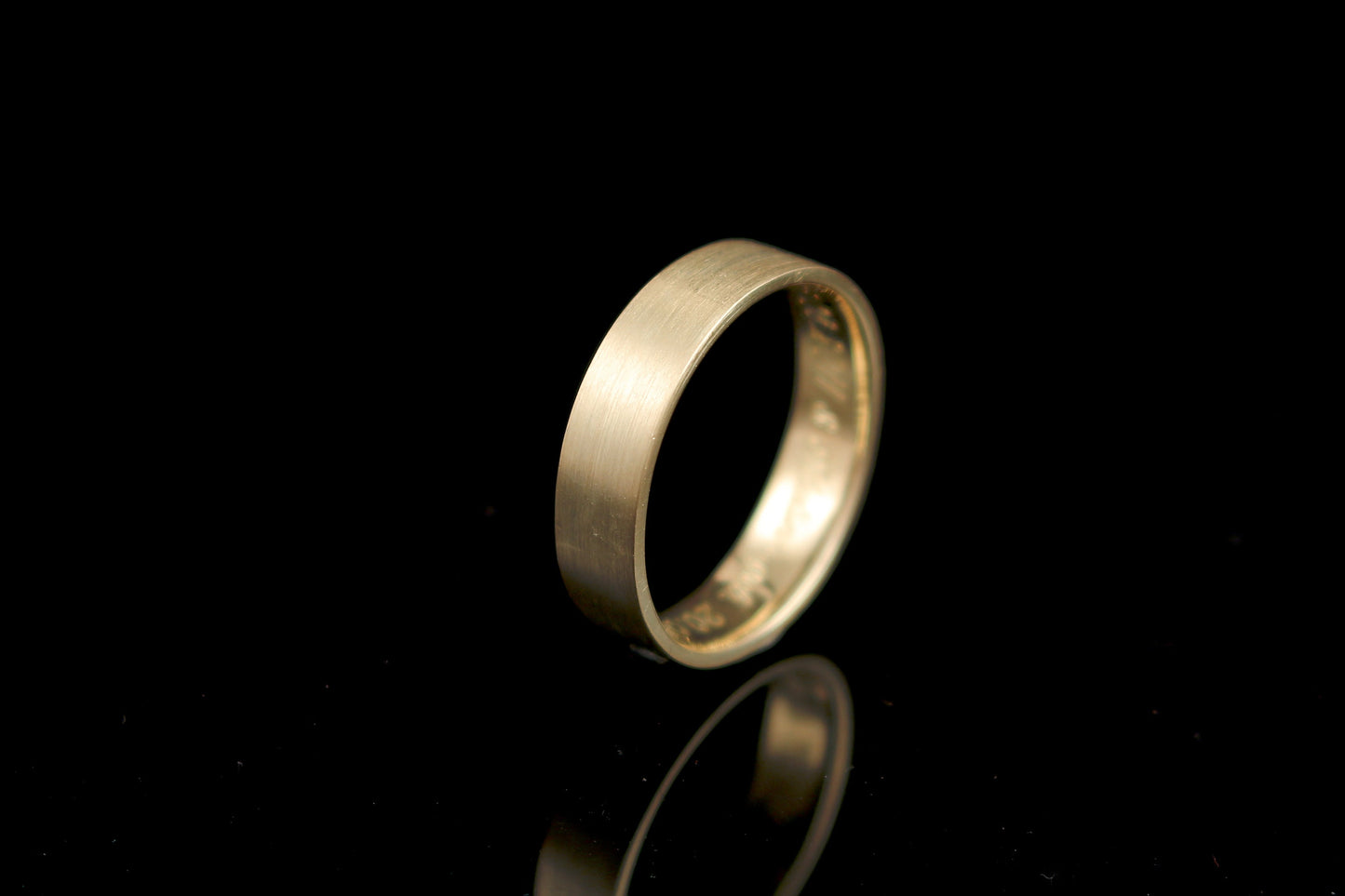 gerade schlichte Eheringe Gelbgold kantig flächig matt Goldschmiede Trauringe Hamburg Ina Stehle Ina Miret