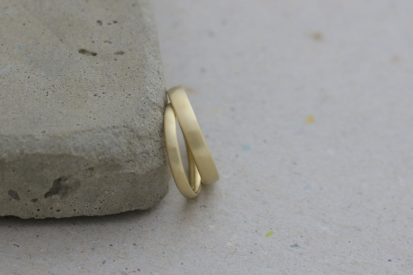 Schlichte Fairtrade Eheringe aus Gelbgold