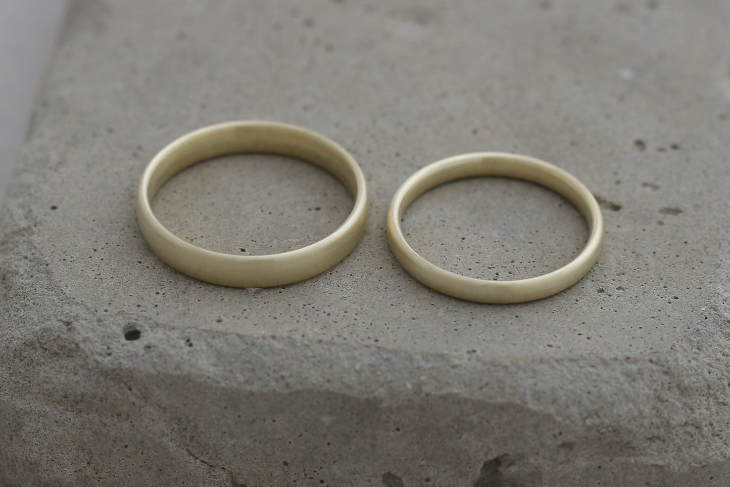 Schlichte Fairtrade Eheringe aus Gelbgold