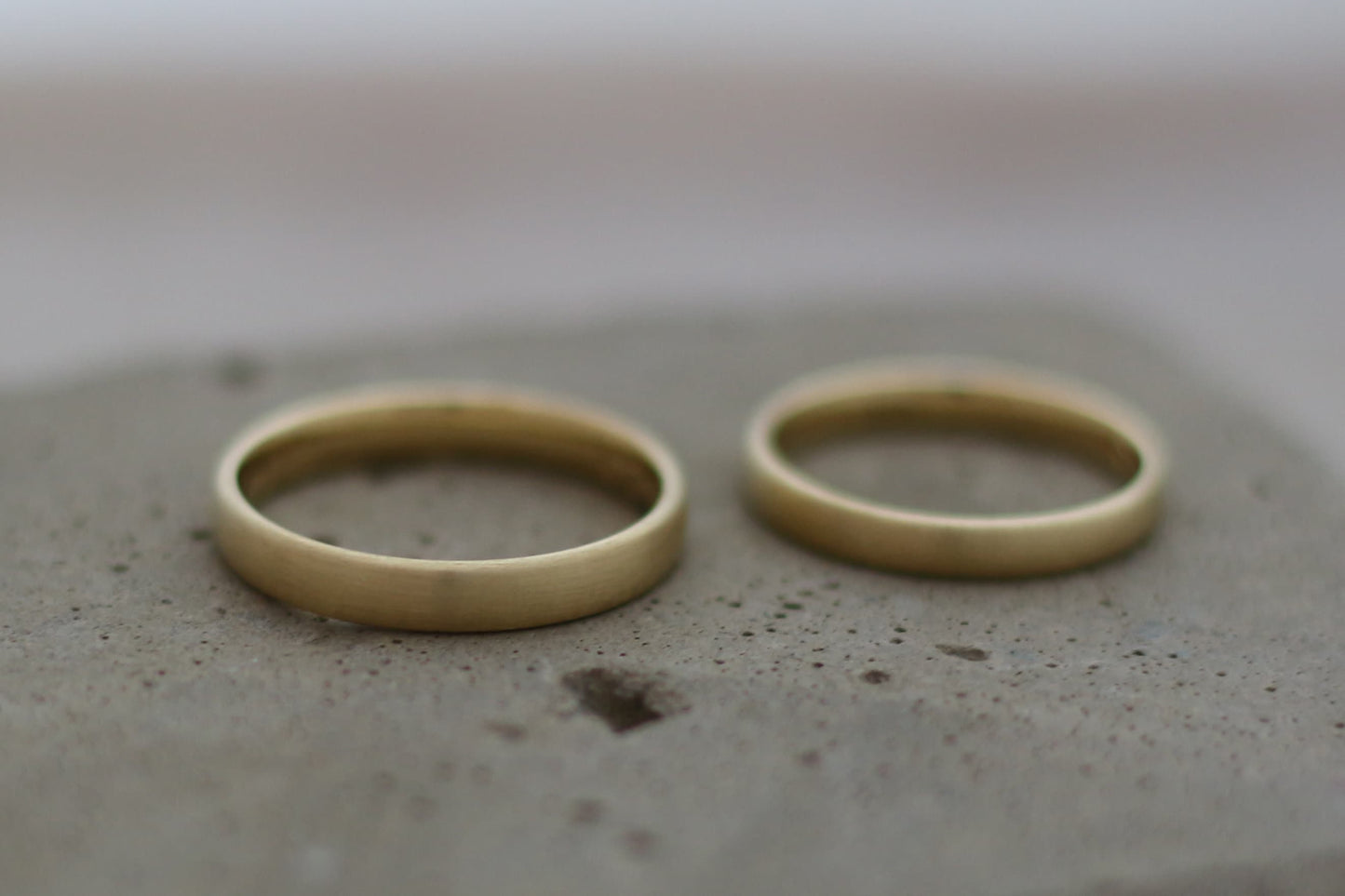Schlichte matte Eheringe vom Goldschmied aus Fairtrade Gold