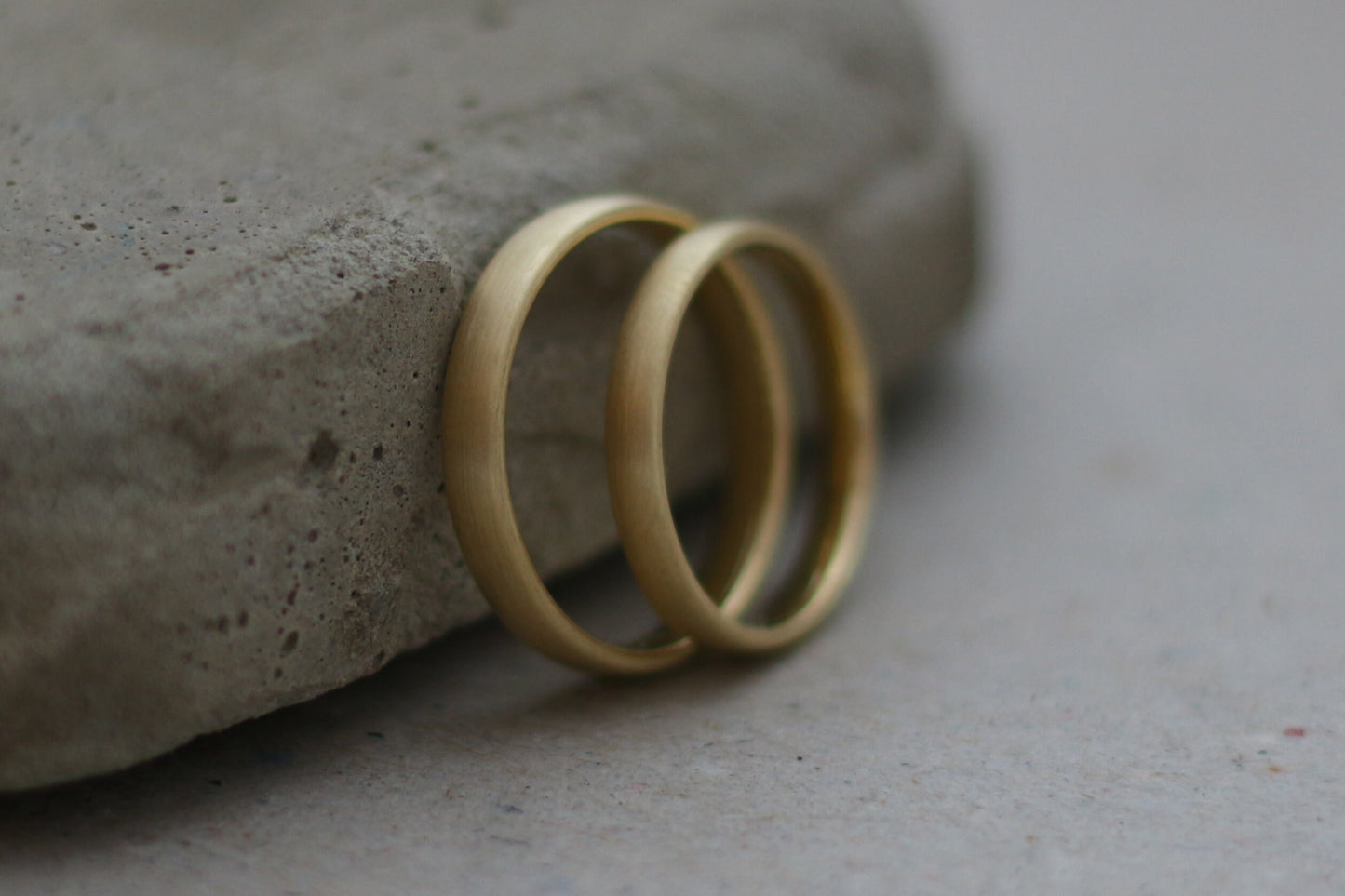 Schlichte matte Eheringe vom Goldschmied aus Fairtrade Gold