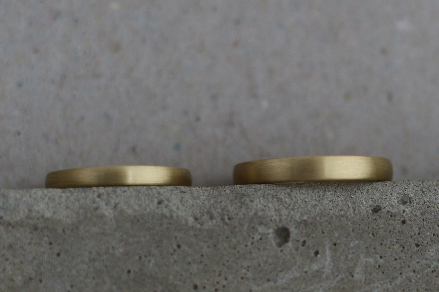 Schlichte matte Eheringe vom Goldschmied aus Fairtrade Gold