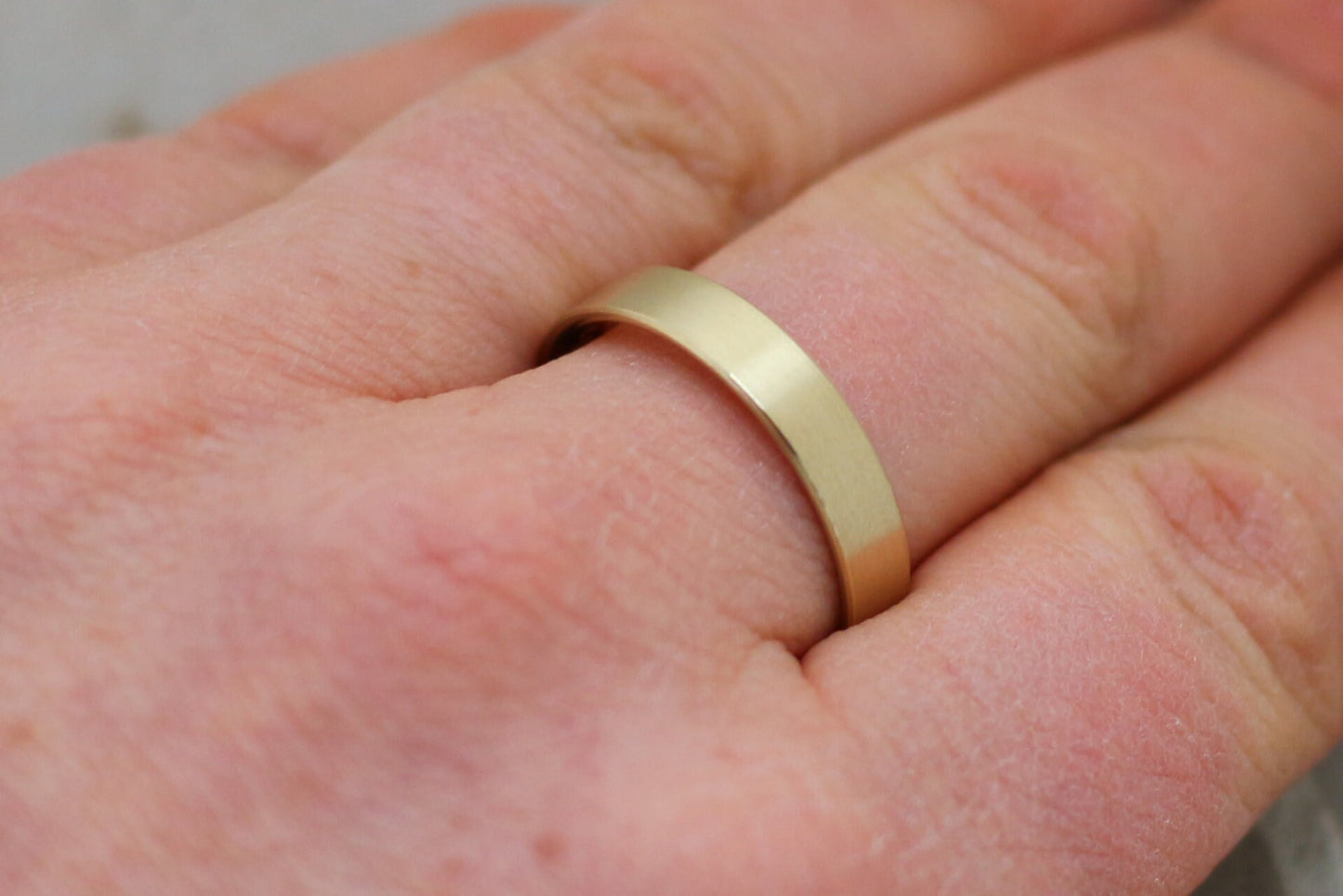 Gerade kantige Eheringe aus Gelbgold