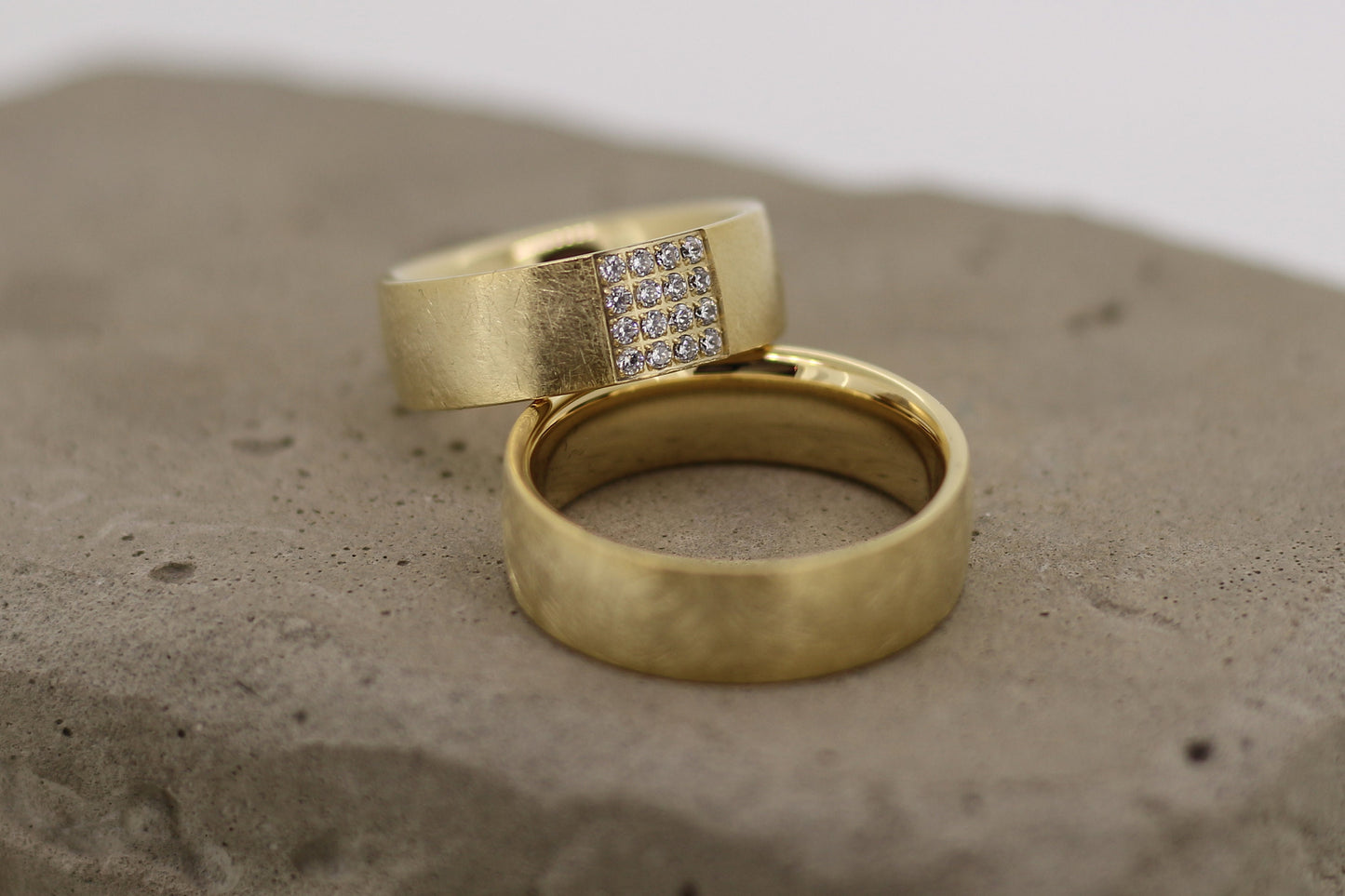 Klassische breite Eheringe in Gelbgold Damenring mit 16 Brillanten im Carree gefasst