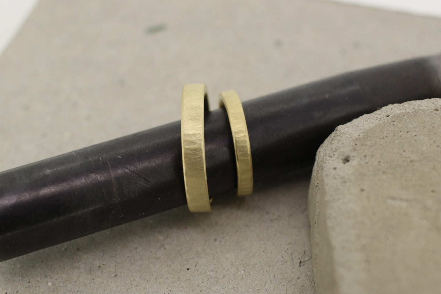 Eheringe Gelbgold, gerade, gehämmert Strukturiert