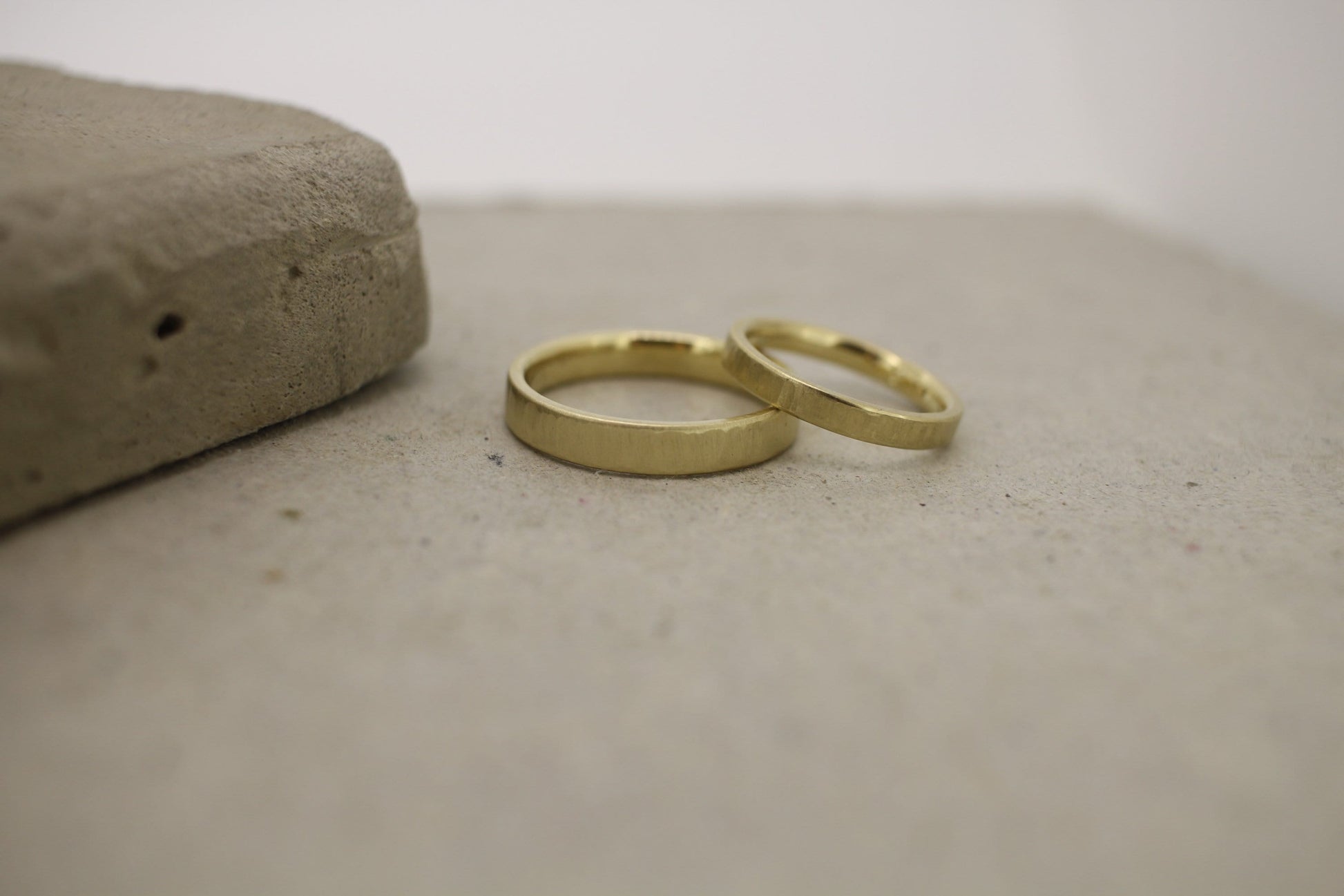 Eheringe Gelbgold, gerade, gehämmert Strukturiert