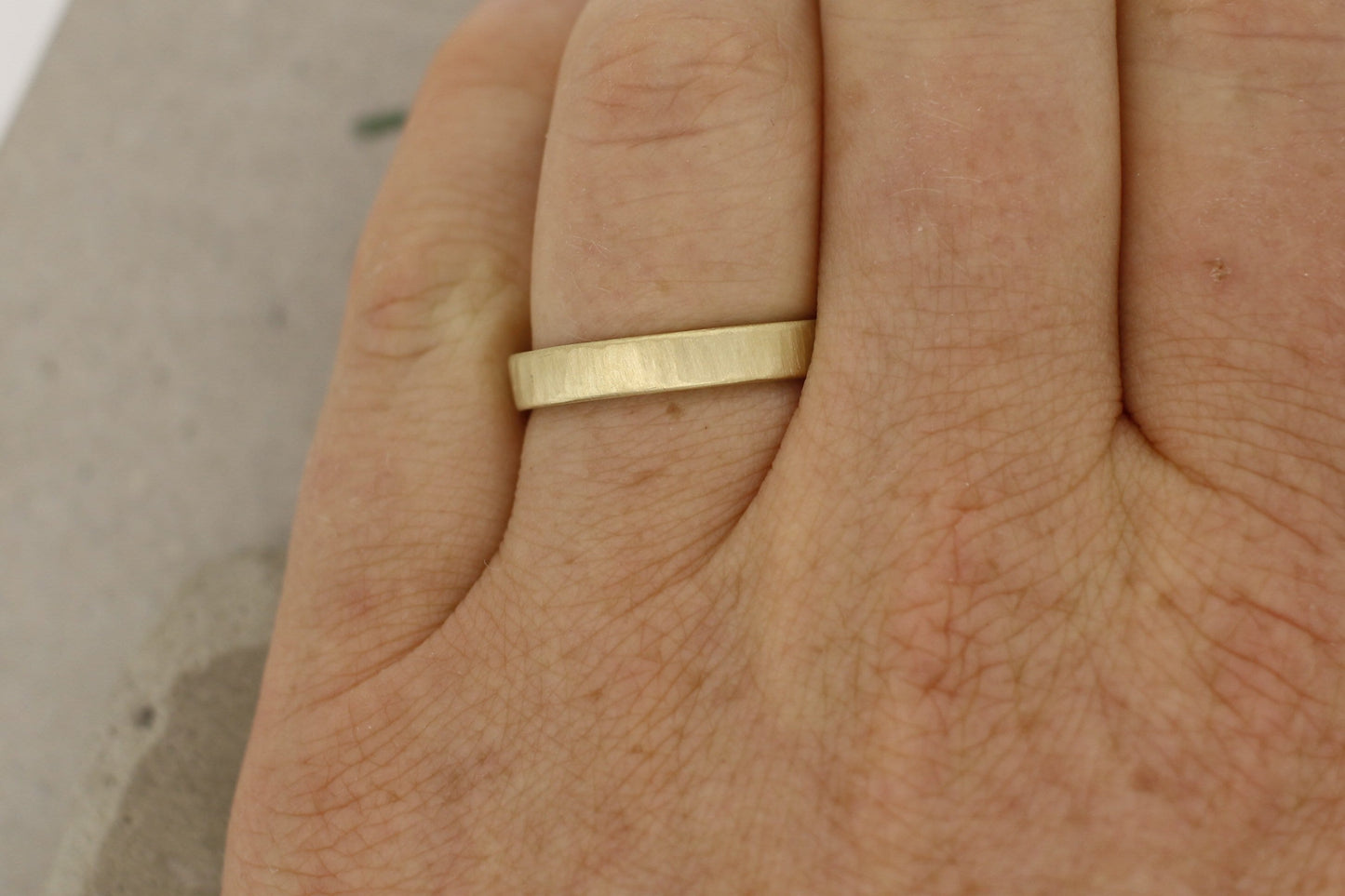 Eheringe Gelbgold, gerade, gehämmert Strukturiert