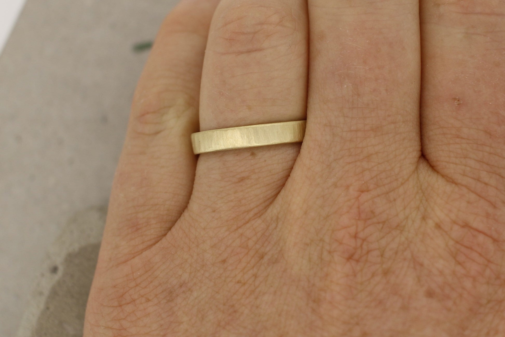 Eheringe Gelbgold, gerade, gehämmert Strukturiert