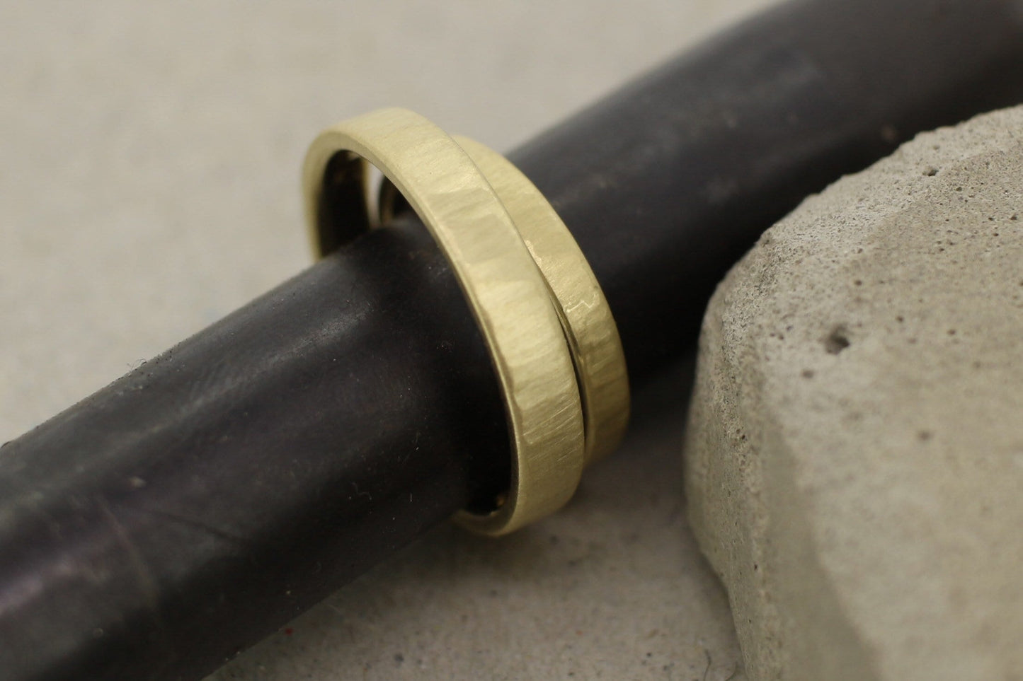 Eheringe Gelbgold, gerade, gehämmert Strukturiert