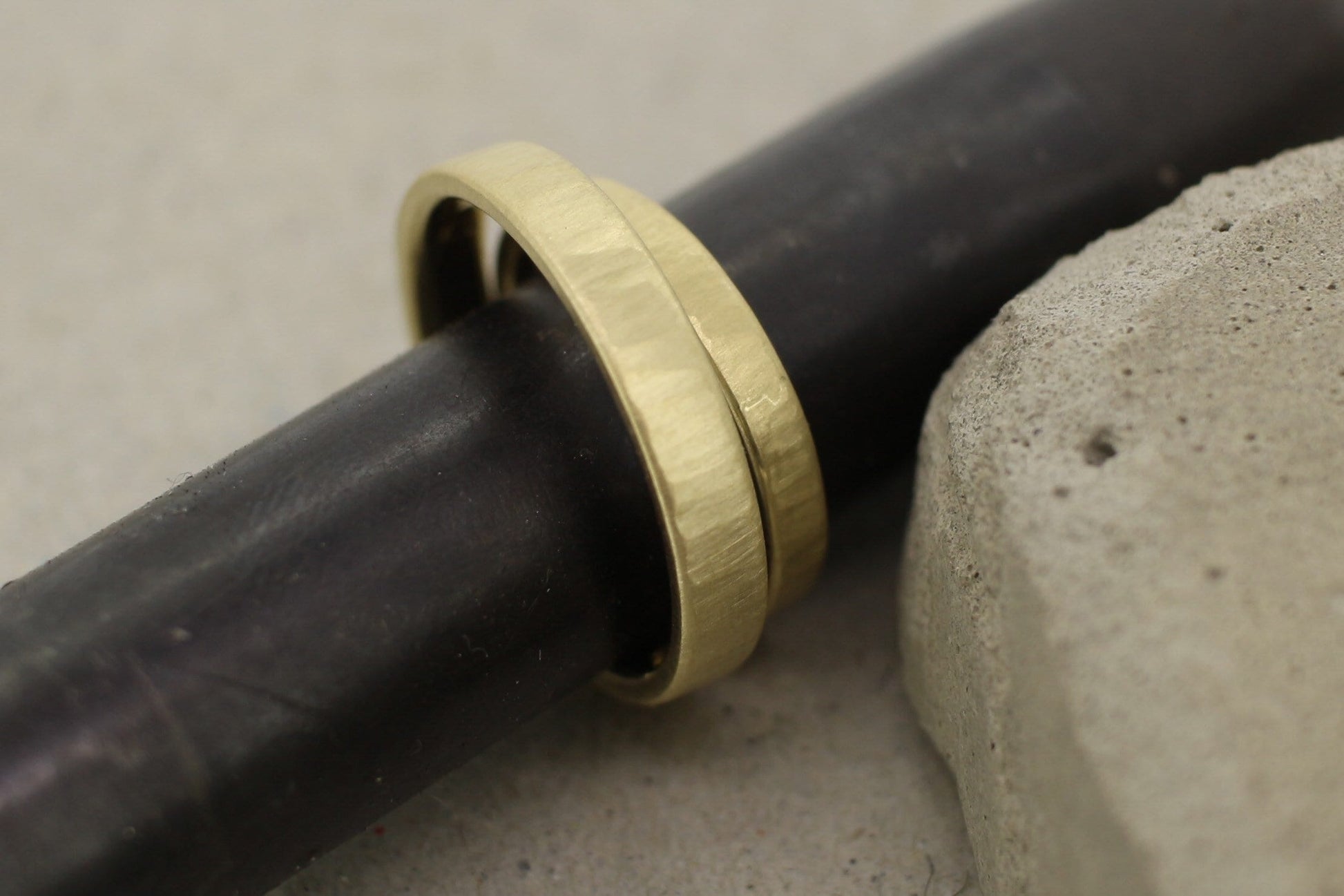 Eheringe Gelbgold, gerade, gehämmert Strukturiert