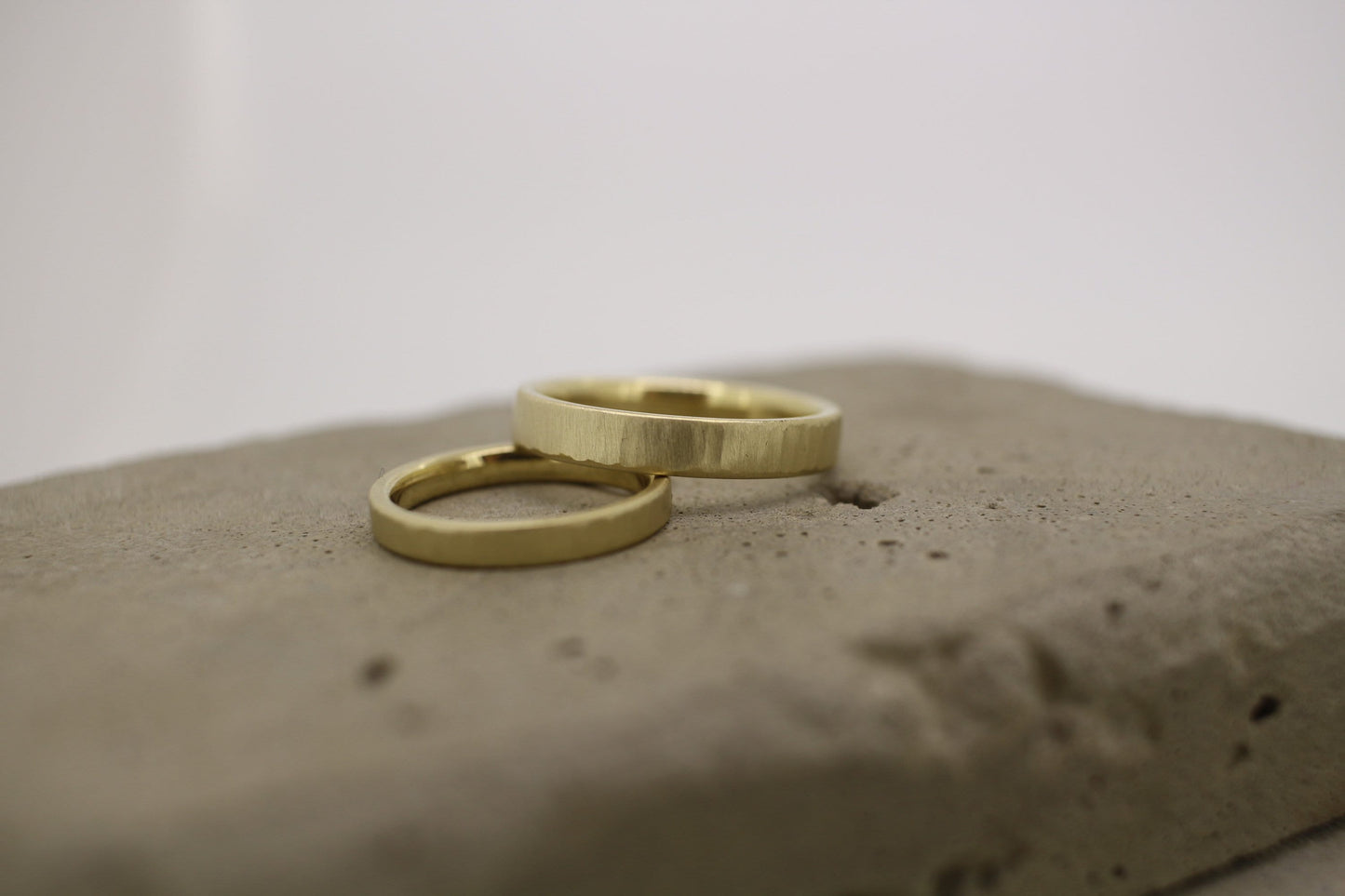 Eheringe Gelbgold, gerade, gehämmert Strukturiert