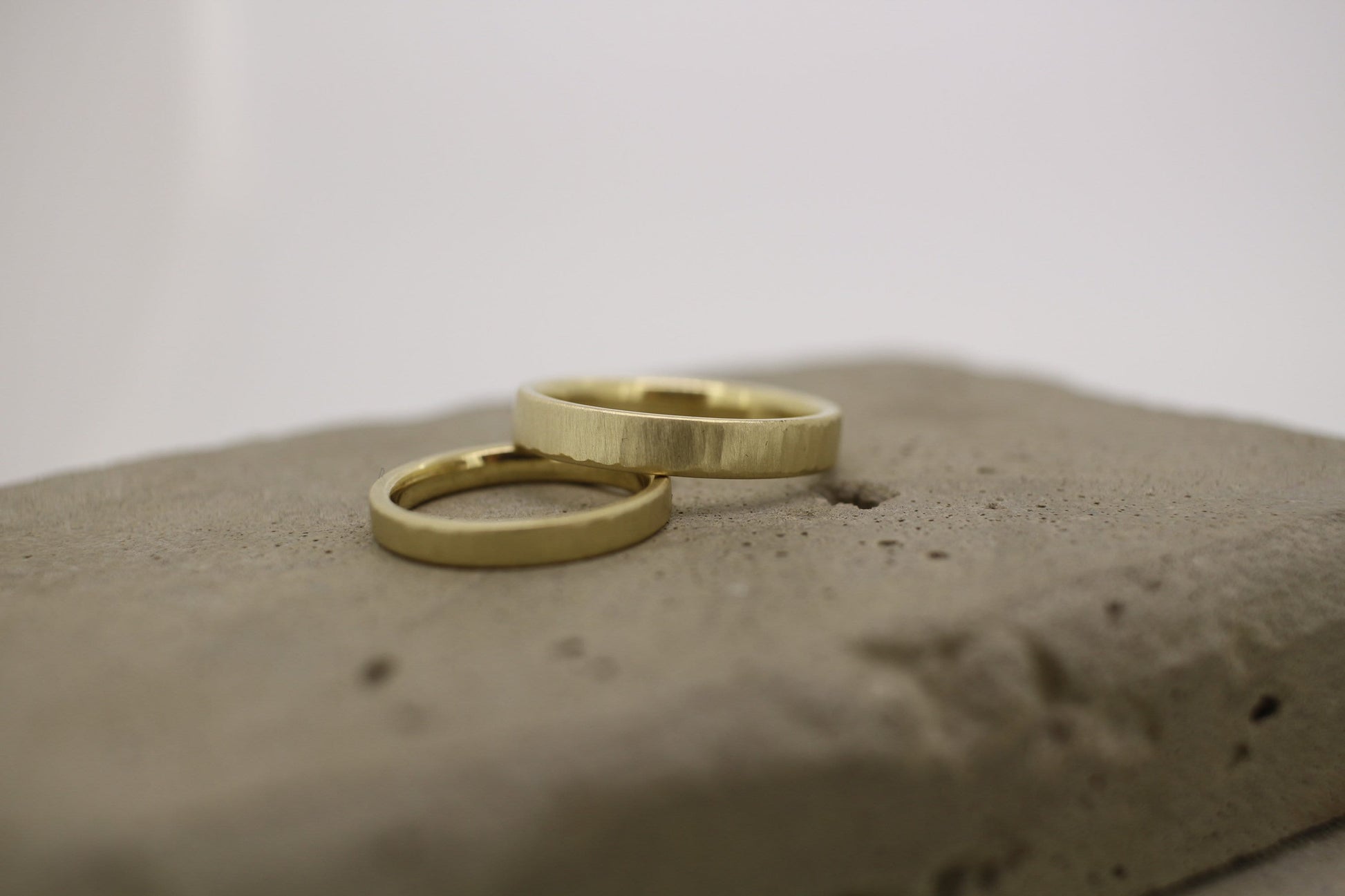 Eheringe Gelbgold, gerade, gehämmert Strukturiert