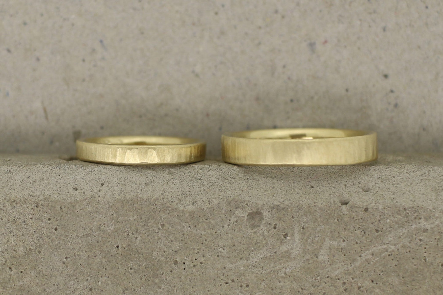 Eheringe Gelbgold, gerade, gehämmert Strukturiert