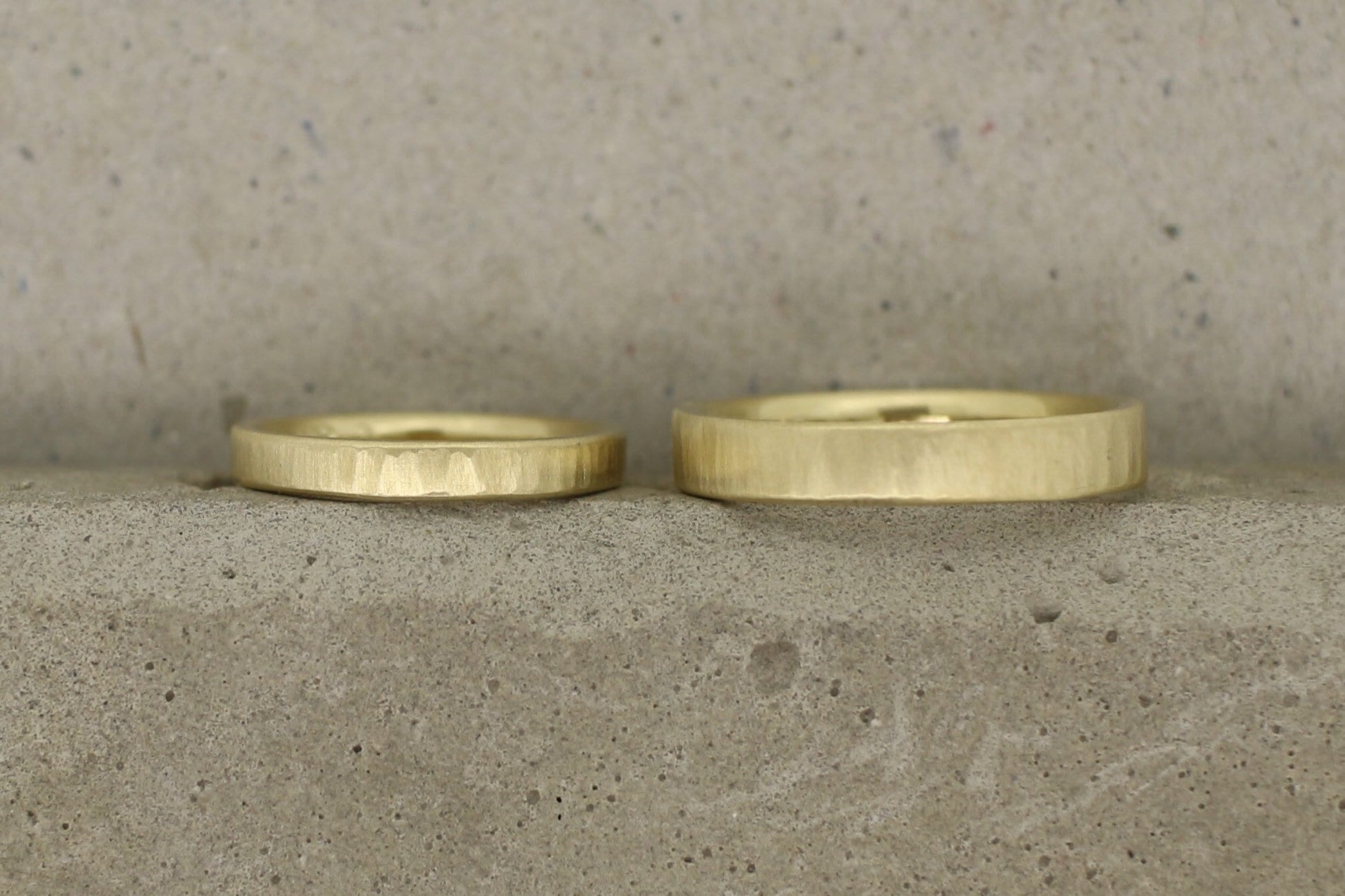 Eheringe Gelbgold, gerade, gehämmert Strukturiert