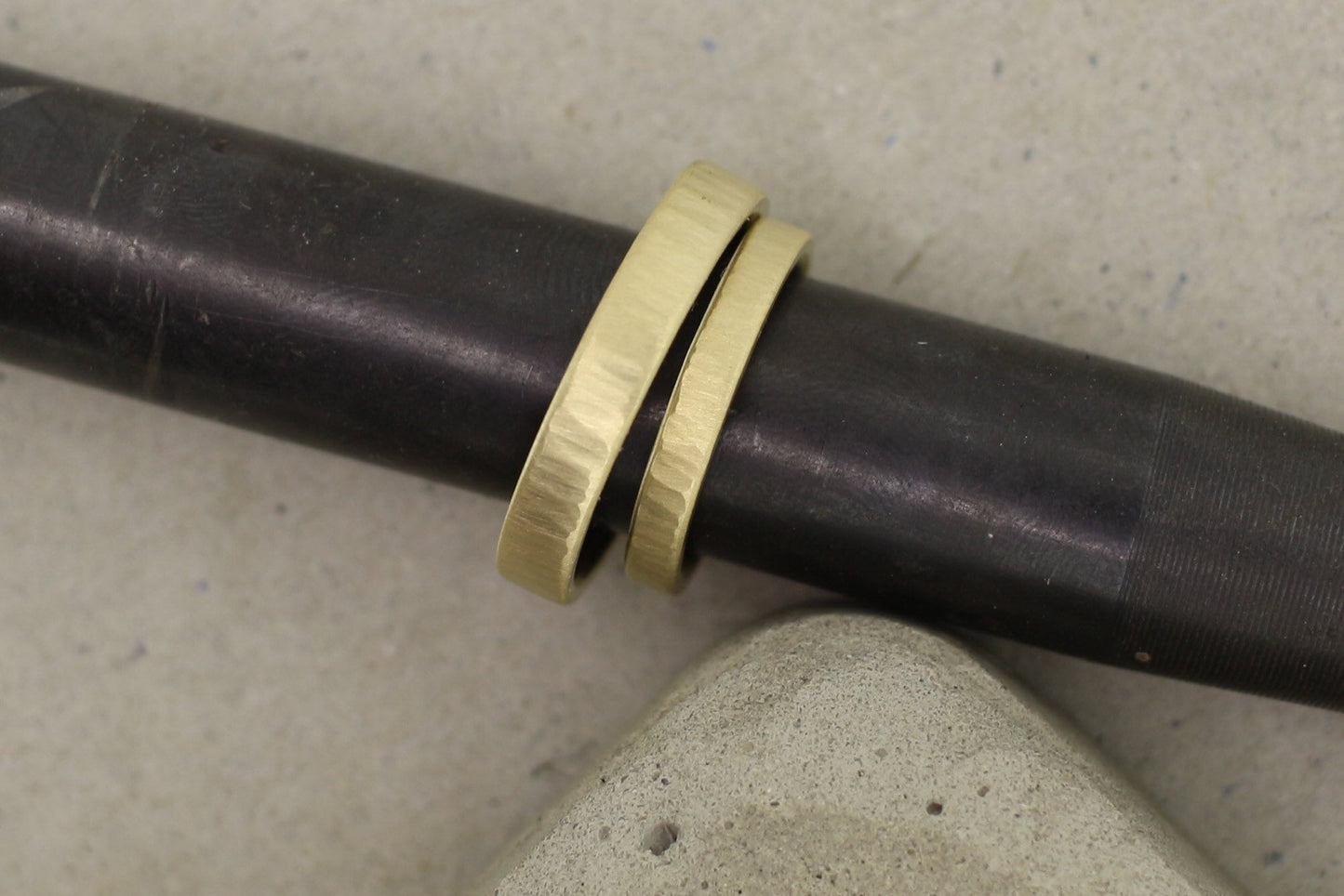 Eheringe Gelbgold, gerade, gehämmert Strukturiert