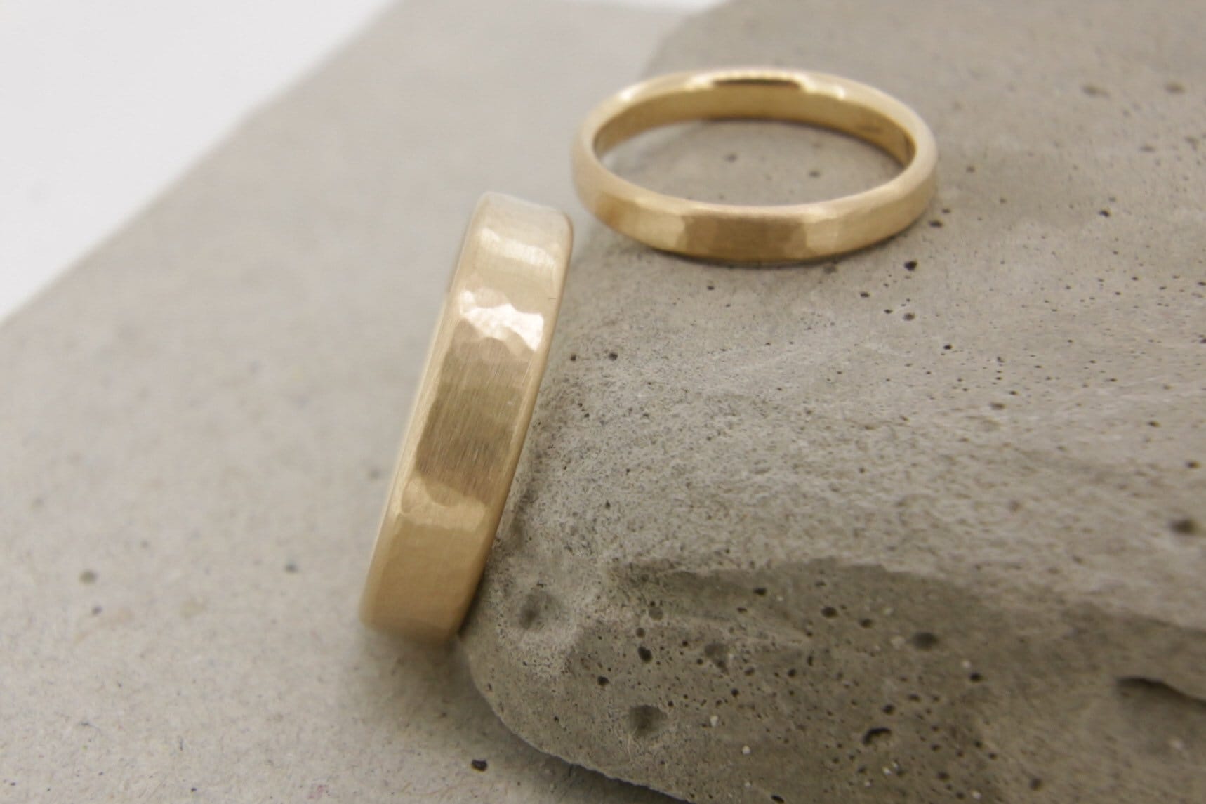 Eheringe Gelbgold, gerade, gehämmert Strukturiert