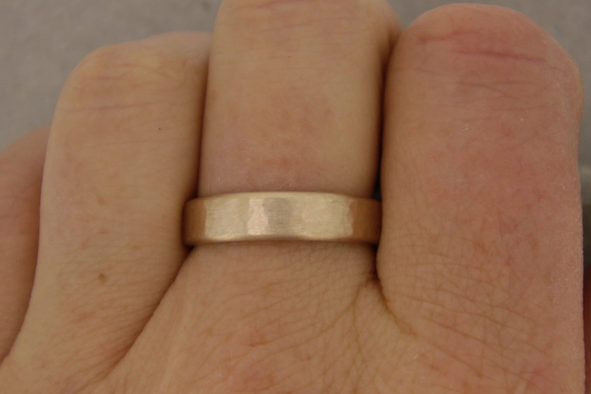 Eheringe Gelbgold, gerade, gehämmert Strukturiert