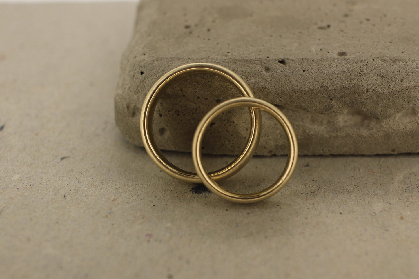 Eheringe Gelbgold schmal und breit klassisch oval gerundet matt Ina Stehle Goldschmiede Hamburg Ina MiretHochzeit Trauringe
