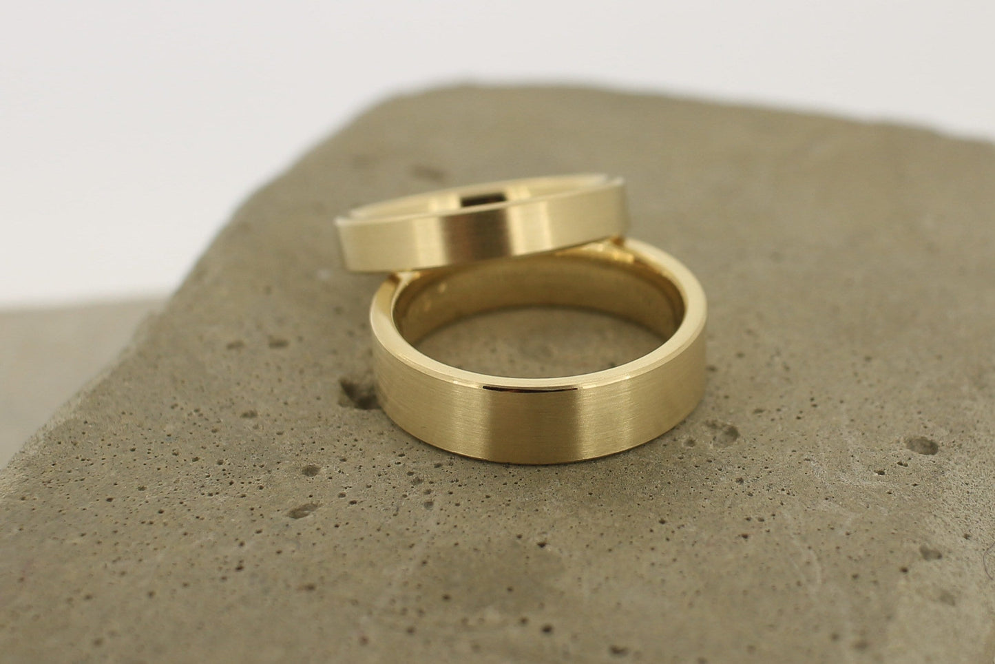 gerade schlichte Eheringe Gelbgold kantig flächig matt Goldschmiede Trauringe Hamburg Ina Stehle Ina Miret