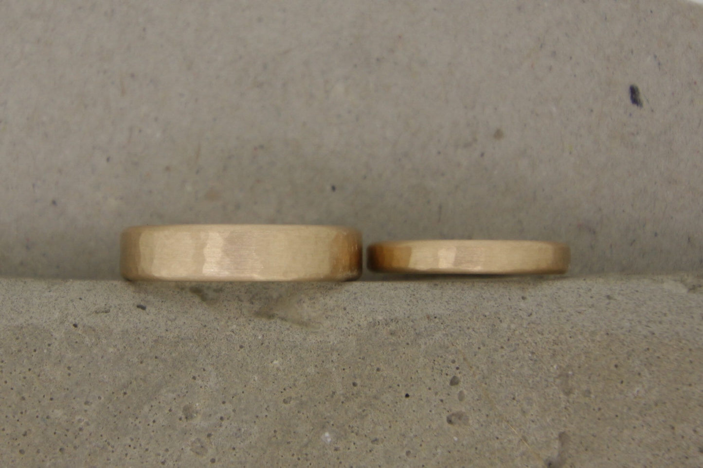 Eheringe Gelbgold, gerade, gehämmert Strukturiert