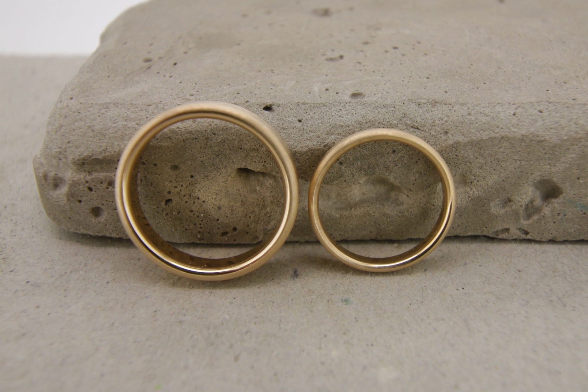 Eheringe Gelbgold, gerade, gehämmert Strukturiert