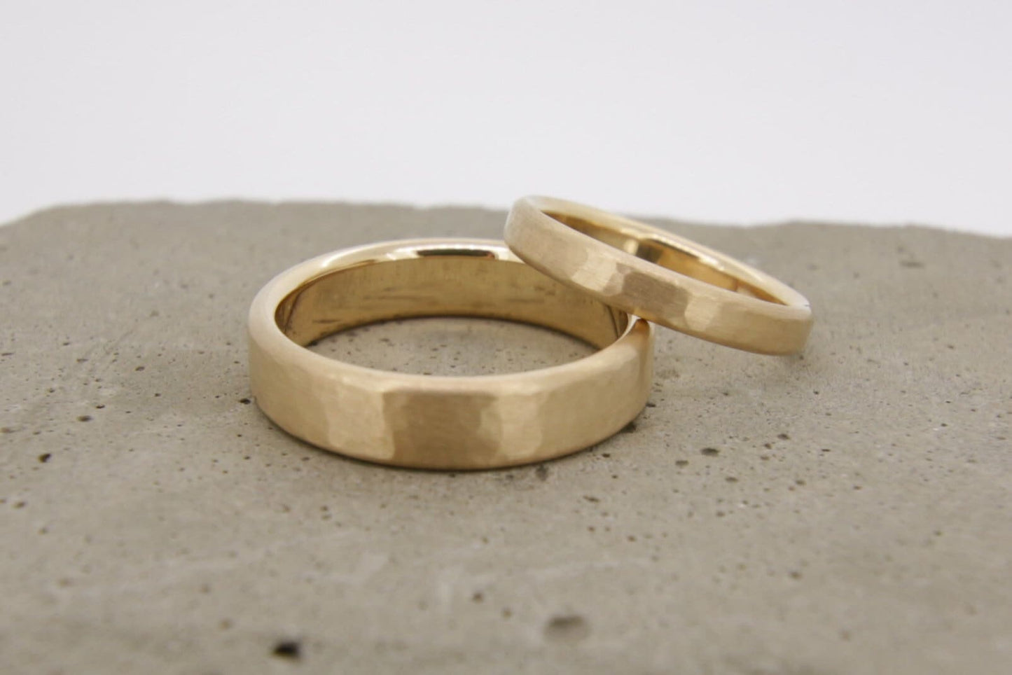 Eheringe Gelbgold, gerade, gehämmert Strukturiert