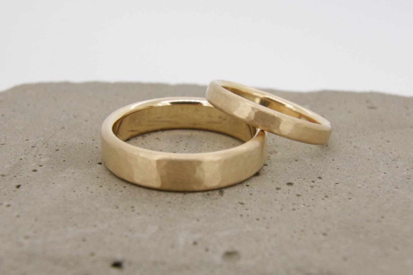Eheringe Gelbgold, gerade, gehämmert Strukturiert
