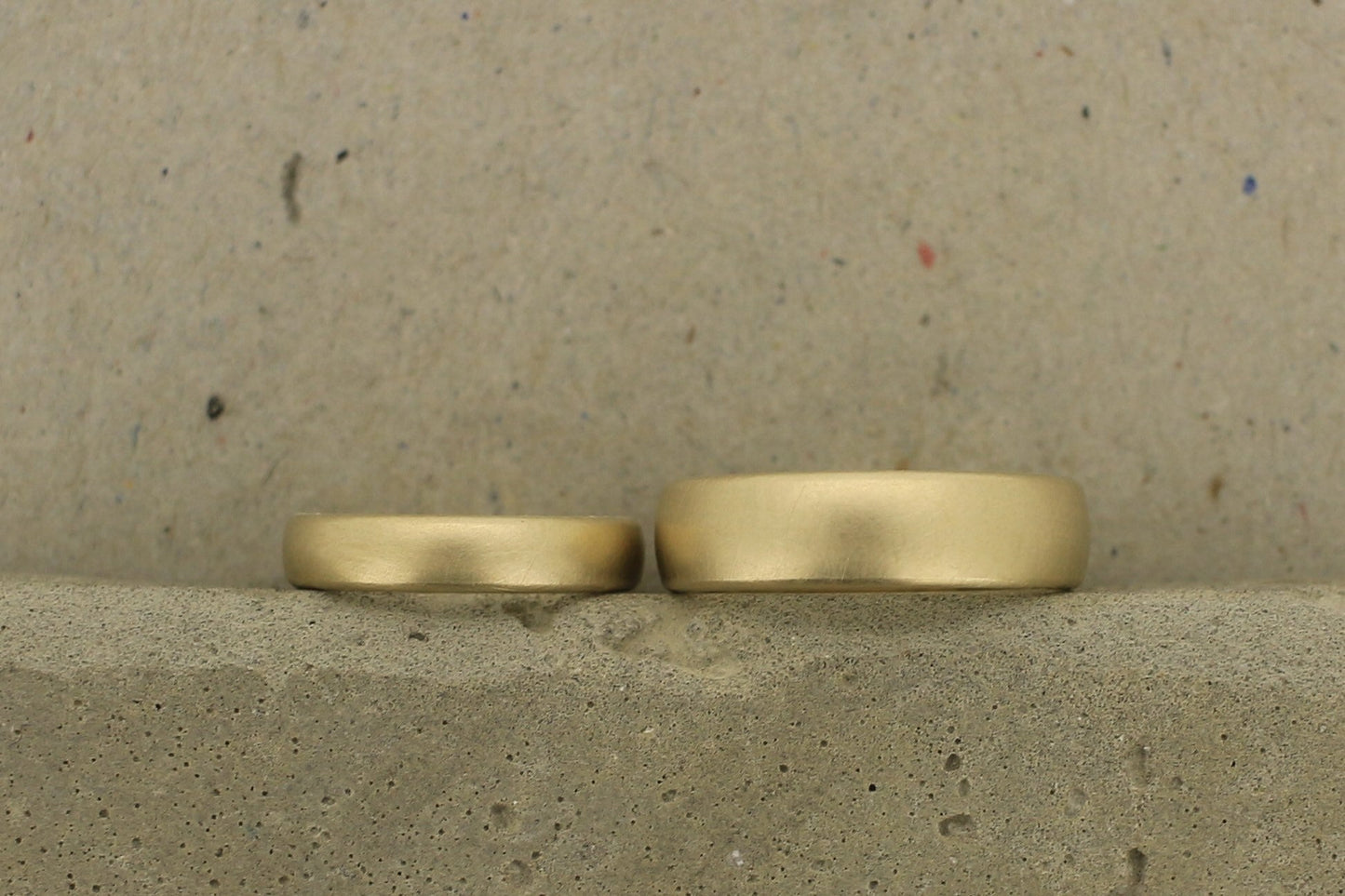Eheringe Gelbgold schmal und breit klassisch oval gerundet matt Ina Stehle Goldschmiede Hamburg Ina MiretHochzeit Trauringe