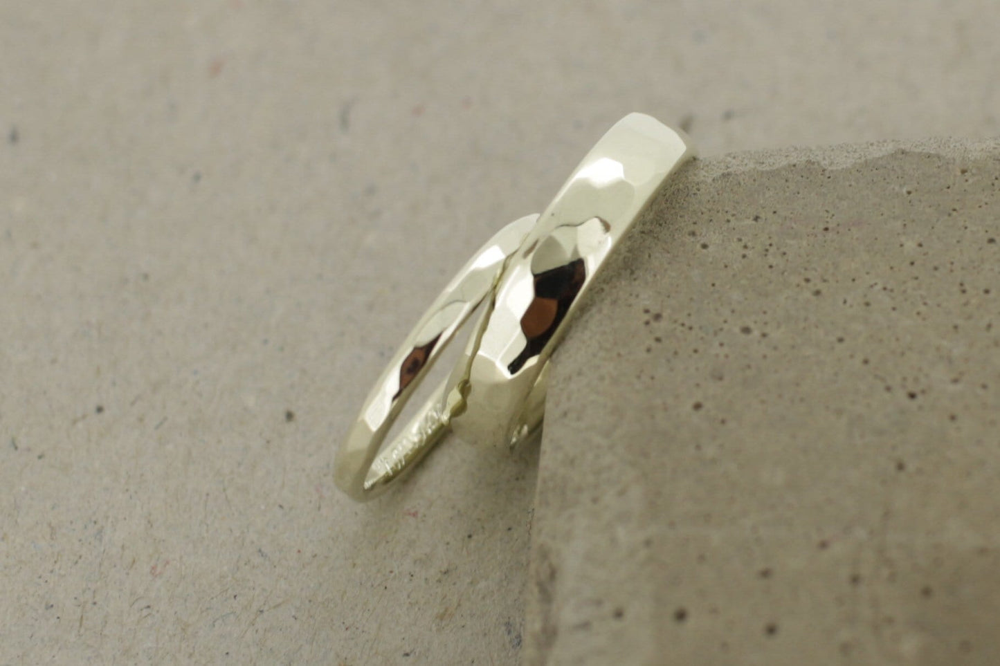 Eheringe Weißgold gehämmert oval Trauringe Struktur Hammerschlag glänzend 585 333 750 schmal breit klassisch Hamburg Ina Stehle Ina Miret