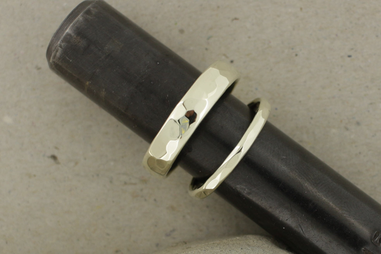 Eheringe Weißgold gehämmert oval Trauringe Struktur Hammerschlag glänzend 585 333 750 schmal breit klassisch Hamburg Ina Stehle Ina Miret