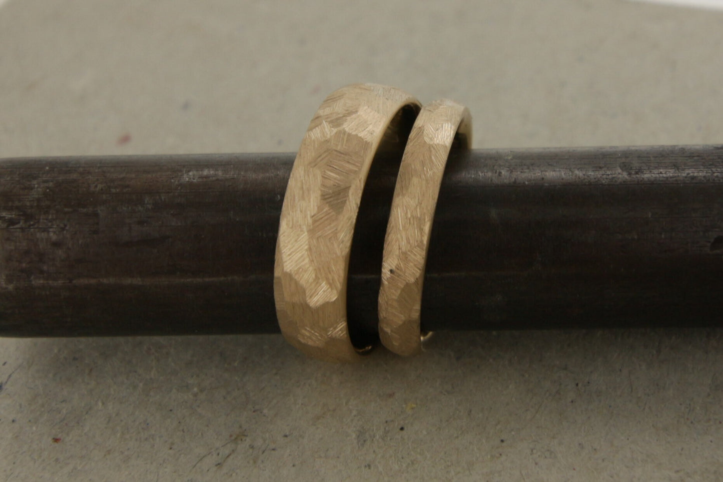 Roségold Eheringe mit rauer Struktur, 3,5 und 6 mm – Schmuckatelier Miret, Goldschmiede Hamburg