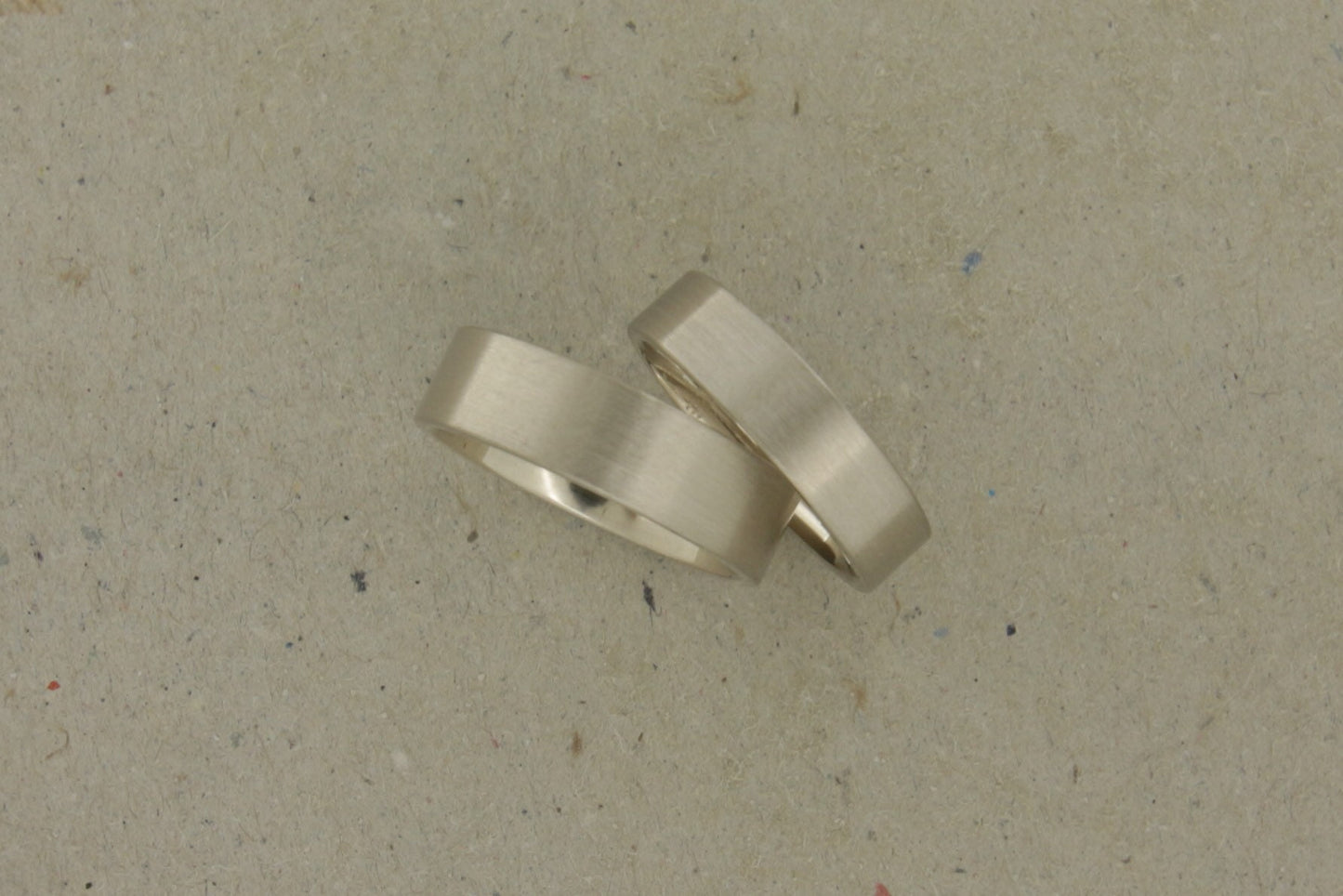Kantige matte Eheringe aus nachhaltigem Weißgold