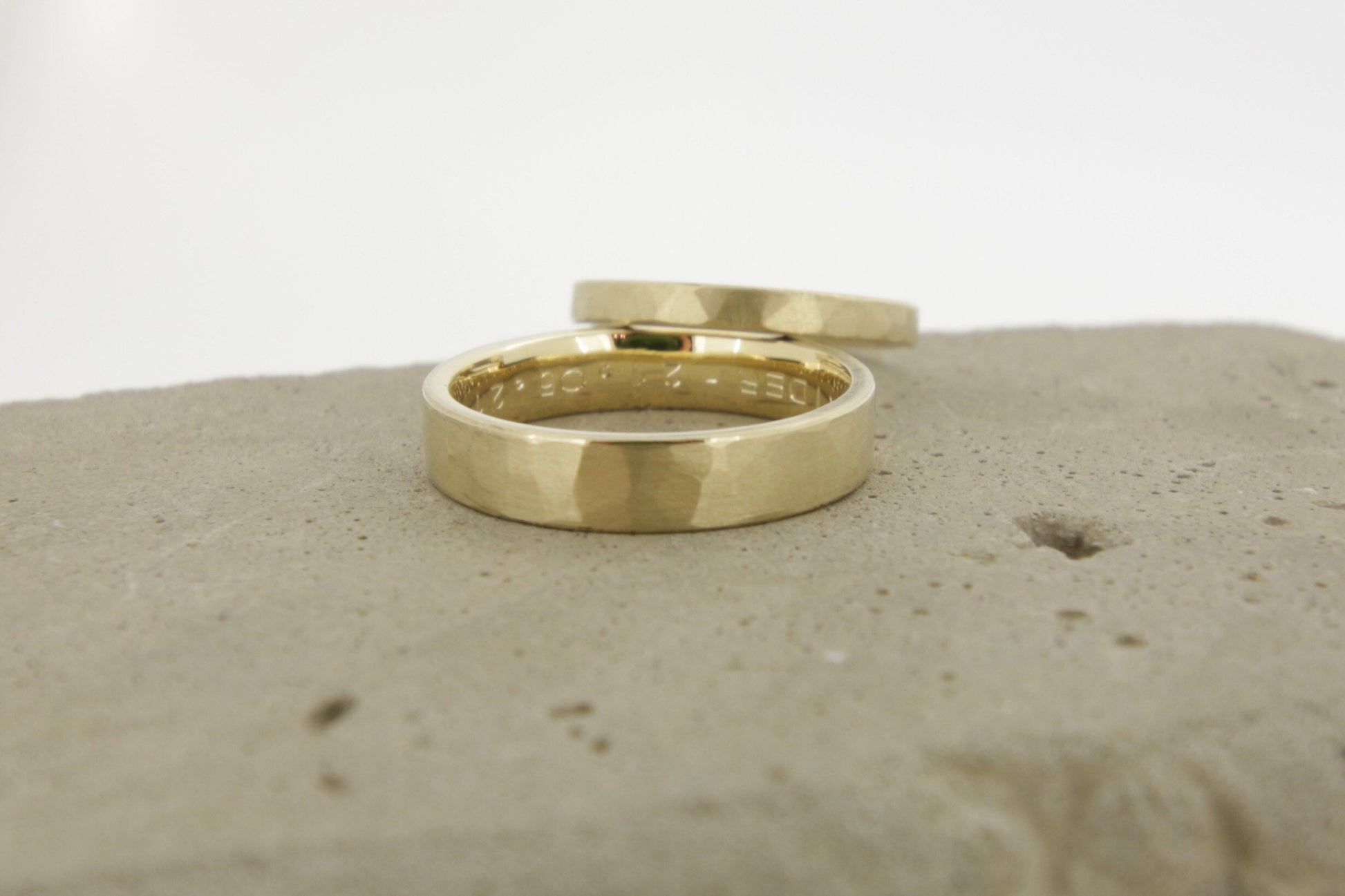 Eheringe Gelbgold, gerade, gehämmert Strukturiert