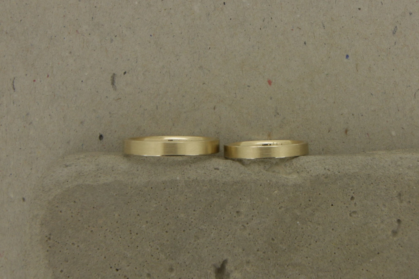 Eheringe Gelbgold gerade und eckig gearbeitet in 585 Gelbgold 2,5 mm und 3 mm