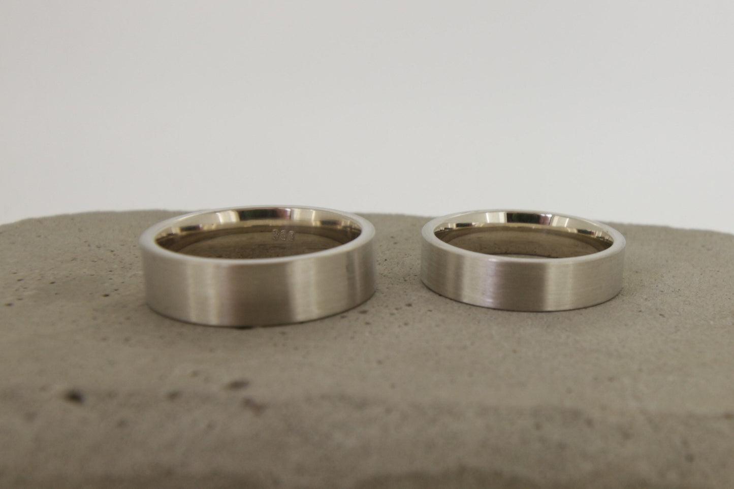 Kantige matte Eheringe aus nachhaltigem Weißgold