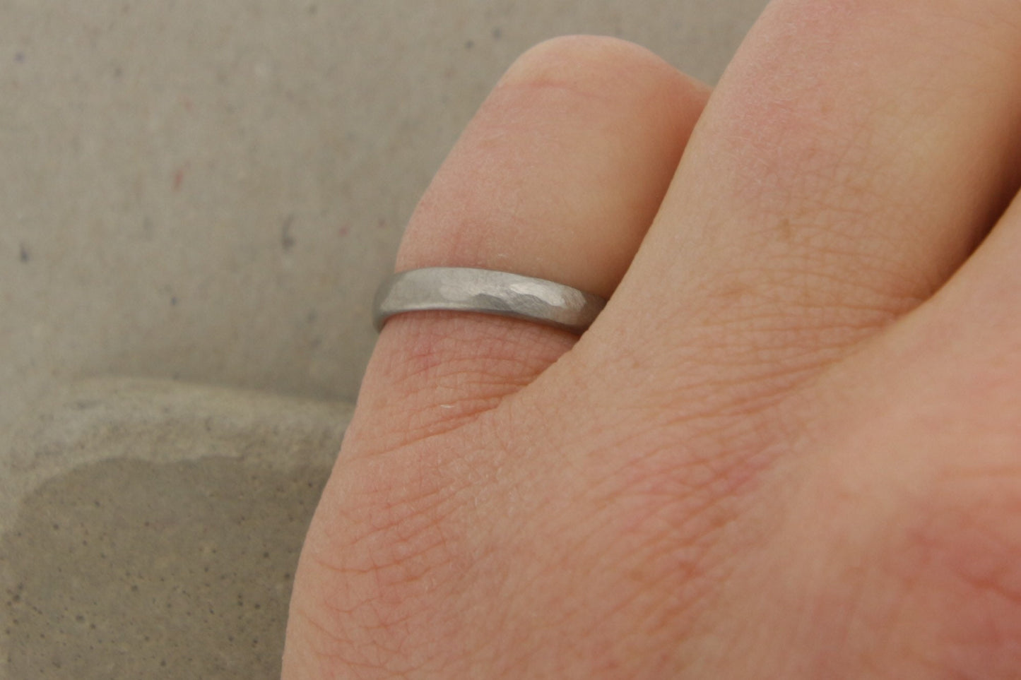 Gehämmerter Ehering grau