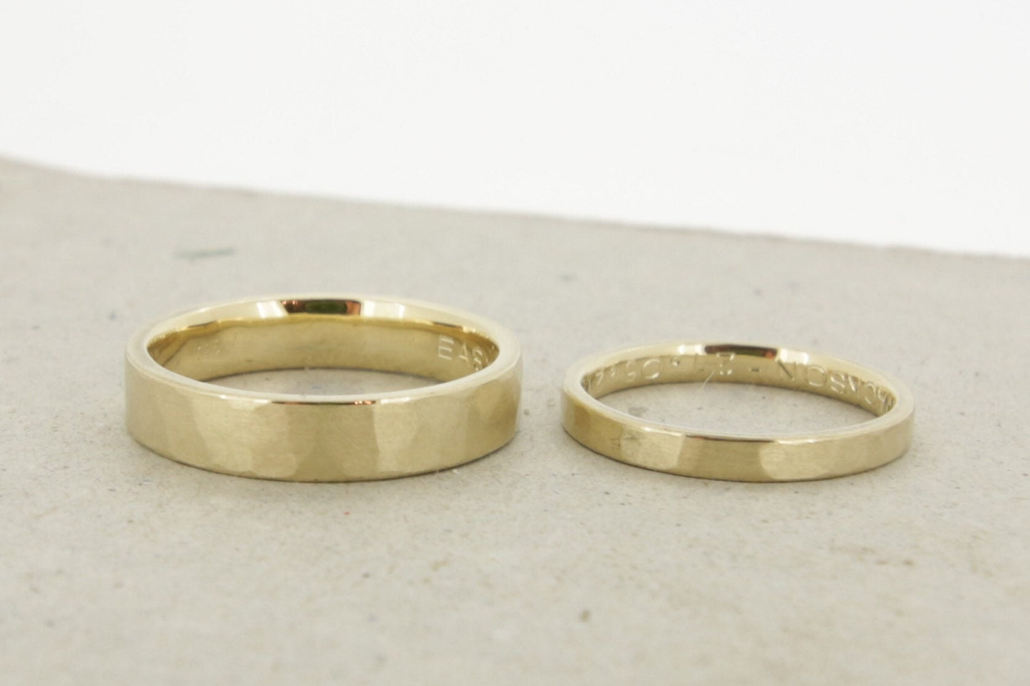 Eheringe Gelbgold, gerade, gehämmert Strukturiert
