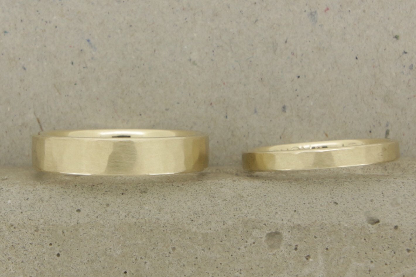 Eheringe Gelbgold, gerade, gehämmert Strukturiert