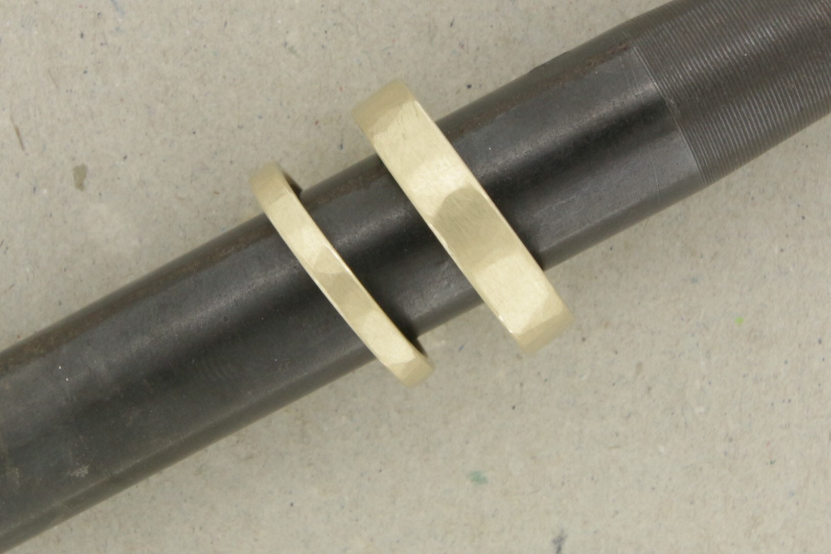 Eheringe Gelbgold, gerade, gehämmert Strukturiert