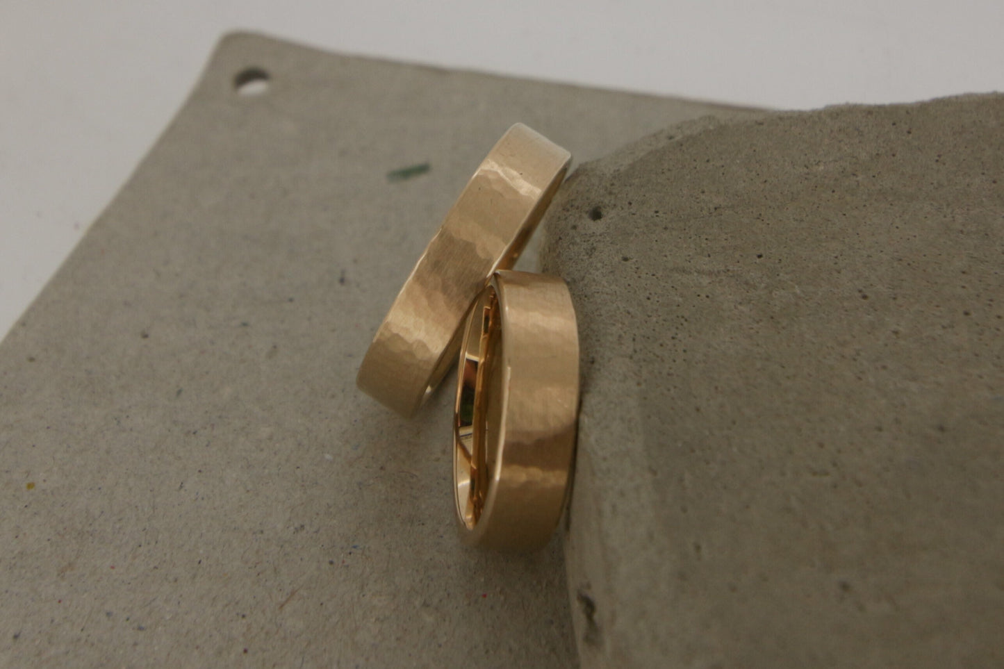 Schlichte kantige Eheringe mit Hammerschlag aus Roségold, recycelt, Fairtrade Gold